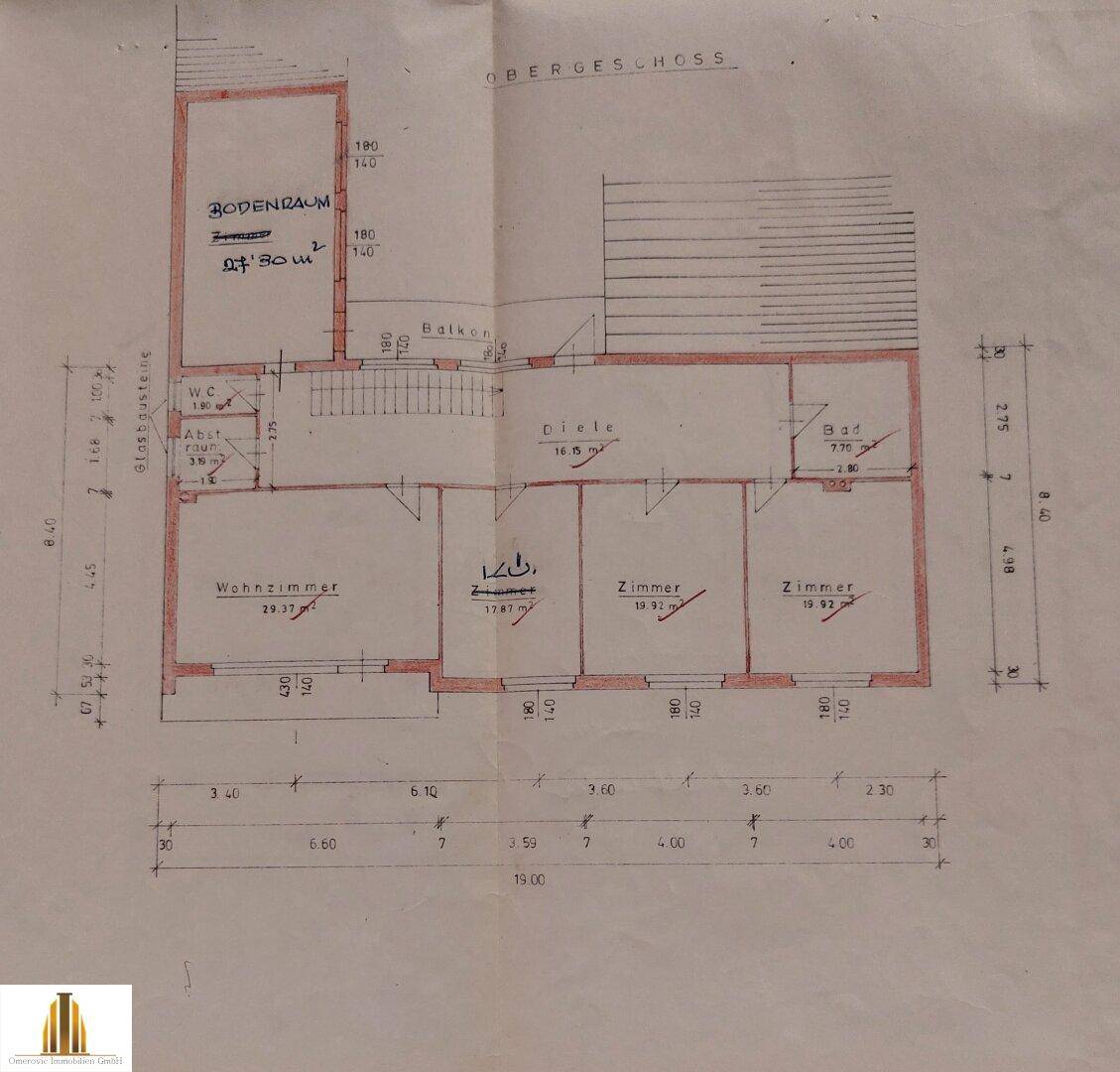 Grundriss des Obergeschosses mit Wohnzimmer, Schlafzimmern, Bad, WC und Balkon.