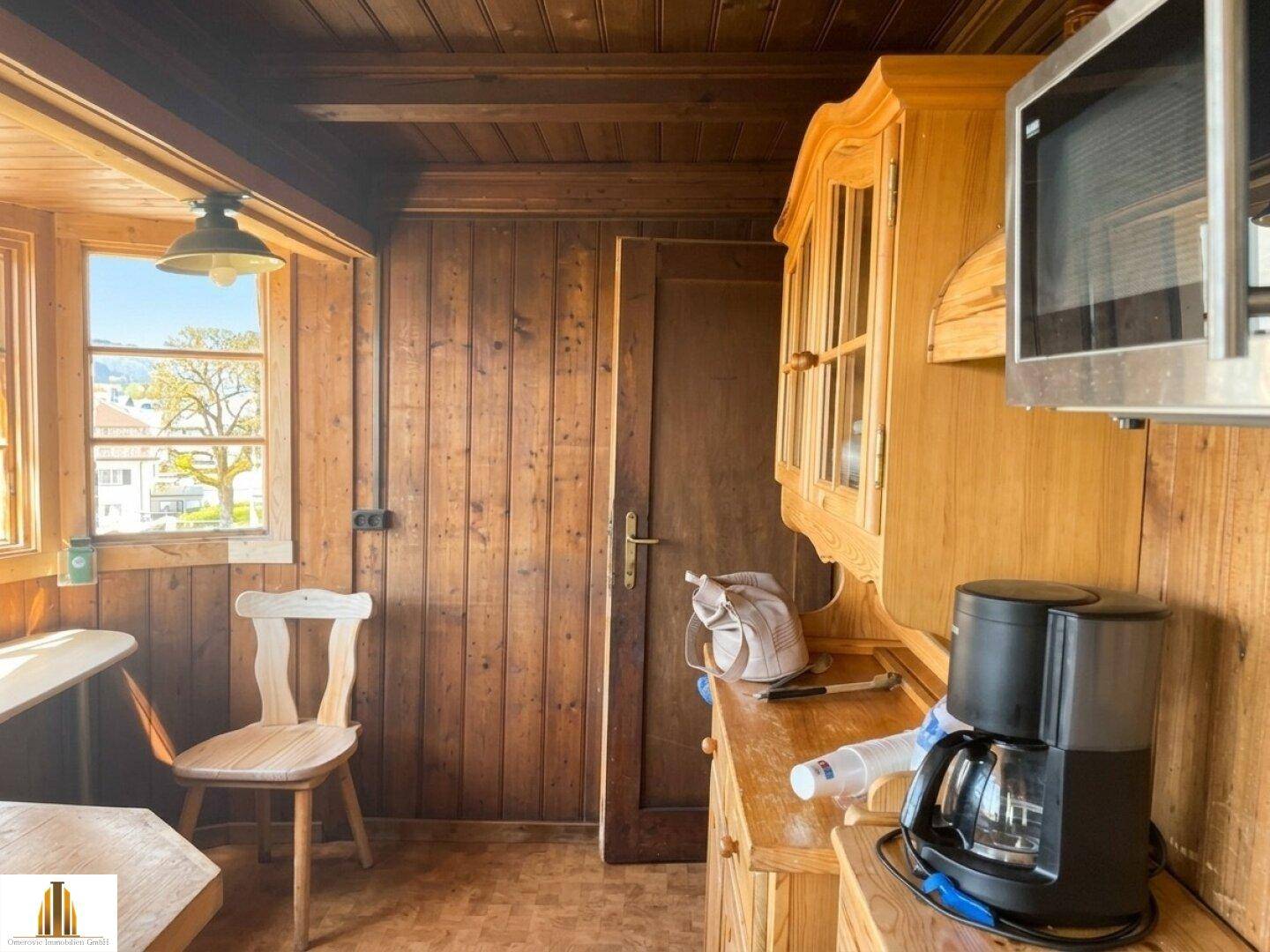 Gemütliche Holzküche mit traditionellen Schränken und einem kleinen Essbereich.