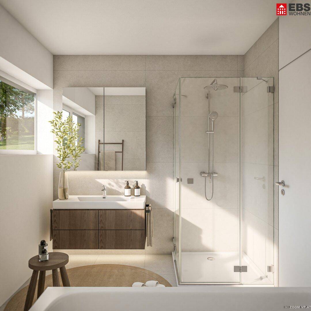 Modernes Badezimmer mit begehbarer Dusche, Fenster und Holzwaschtisch.