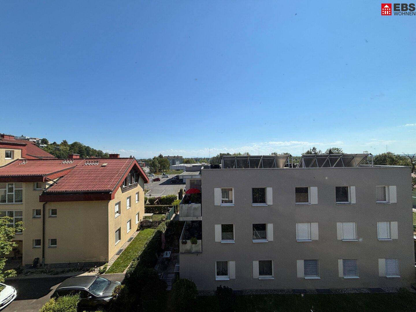 Blick auf die umliegenden Gebäude und die Nachbarschaft unter blauem Himmel.