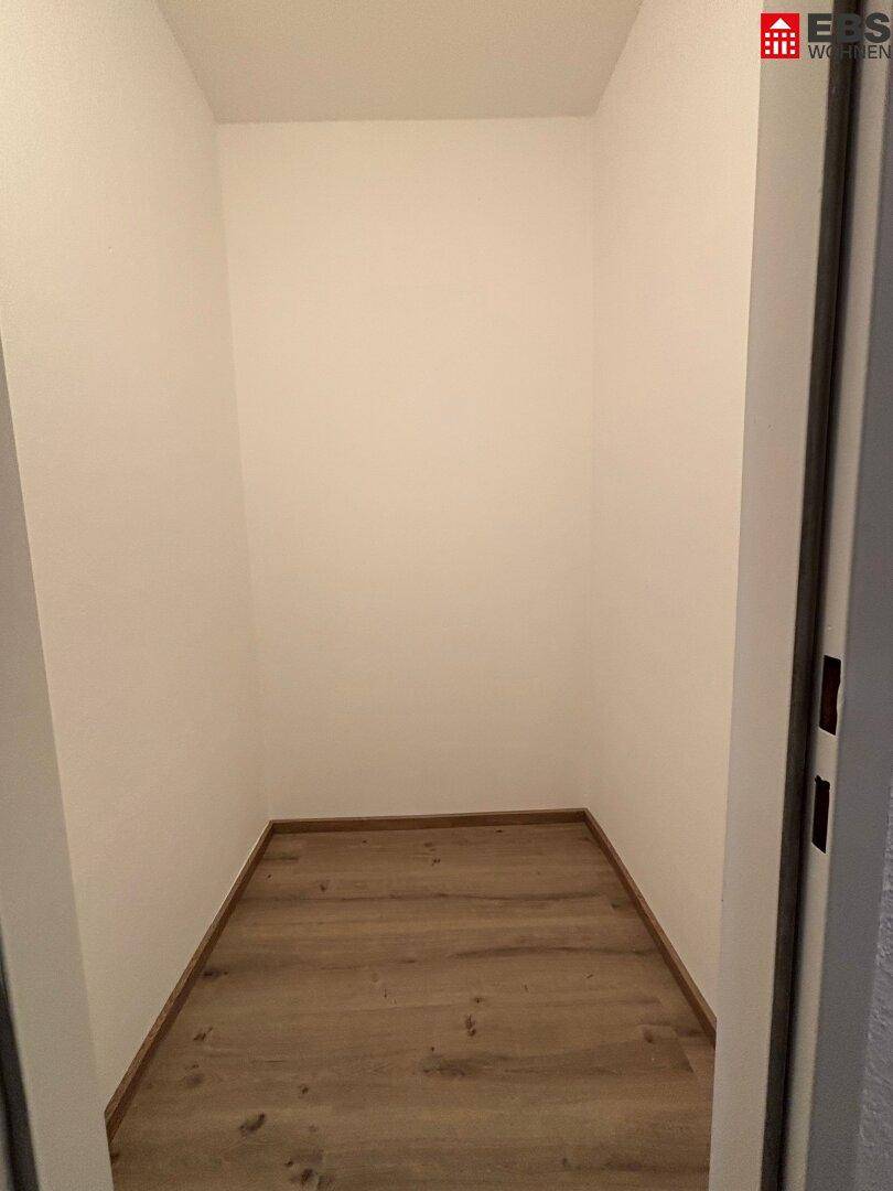 Leerer Abstellraum mit Laminatboden, ideal für zusätzlichen Stauraum.