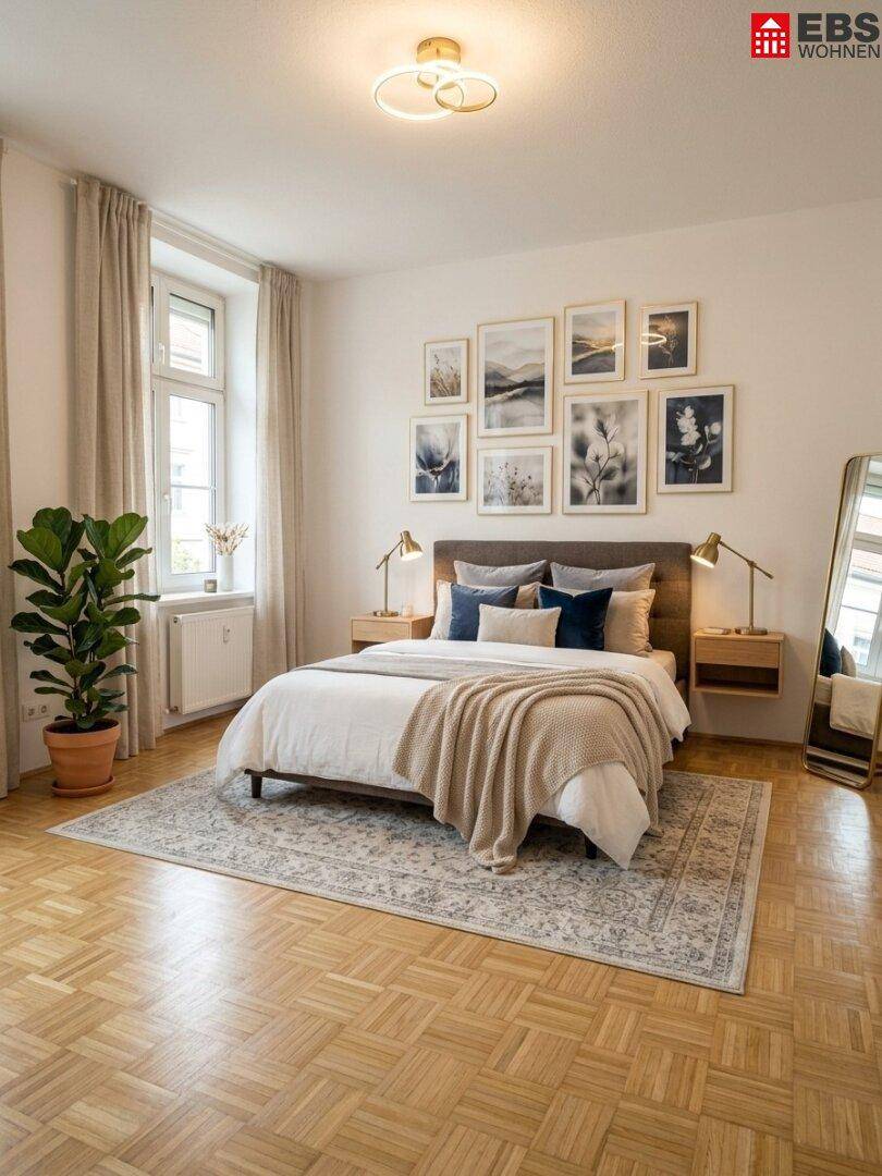 Helles Schlafzimmer mit Parkettboden, Doppelbett und stilvoller Wanddekoration.