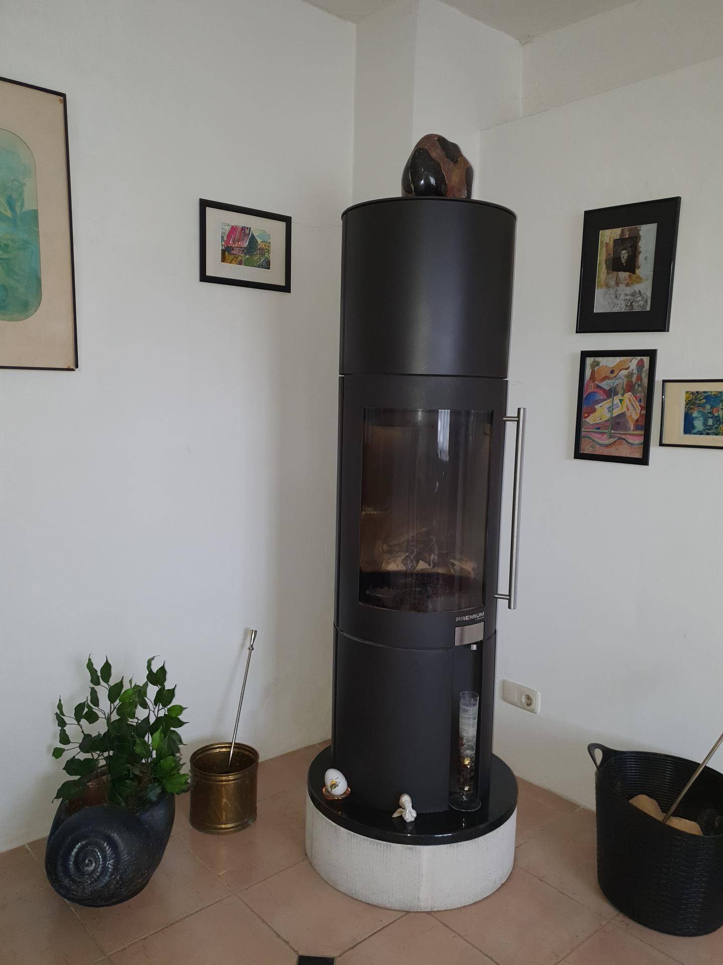 Detailaufnahme des modernen, freistehenden Kaminofens, der Wärme und Stil verleiht.