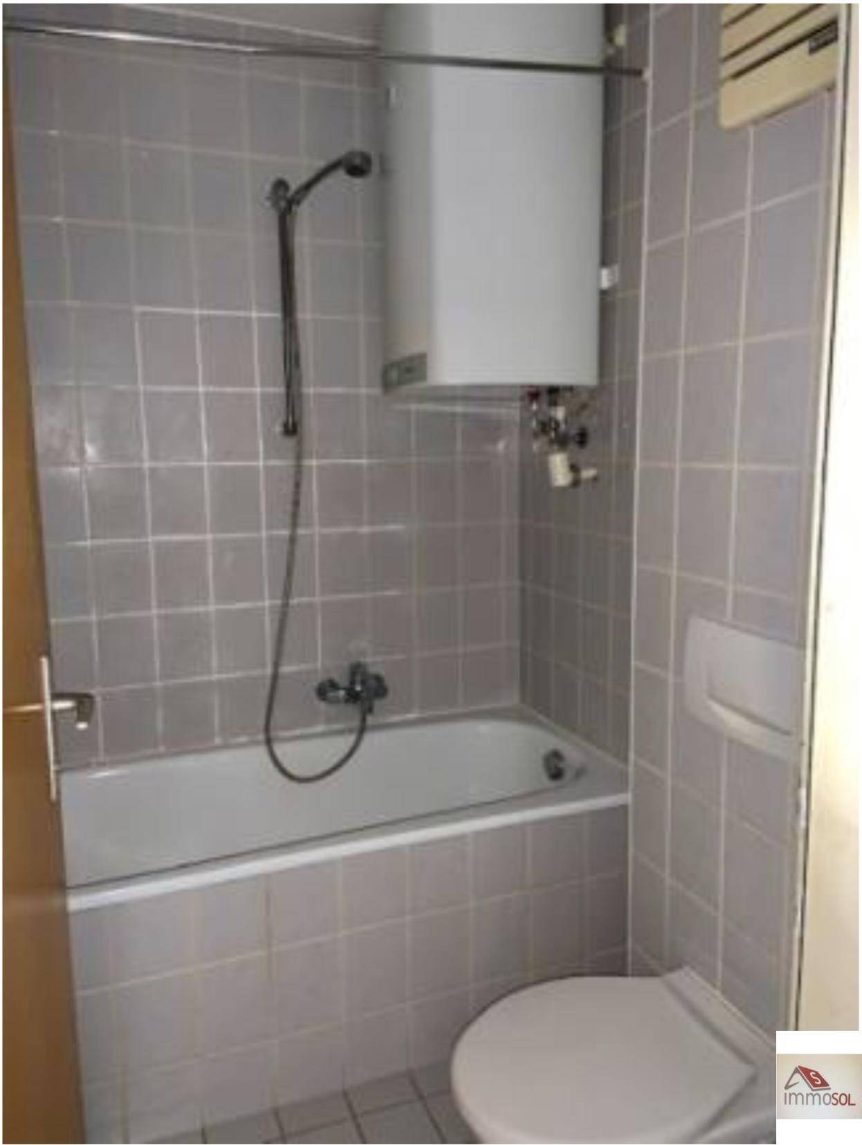 Bad mit Badewanne, Warmwasserapeicher