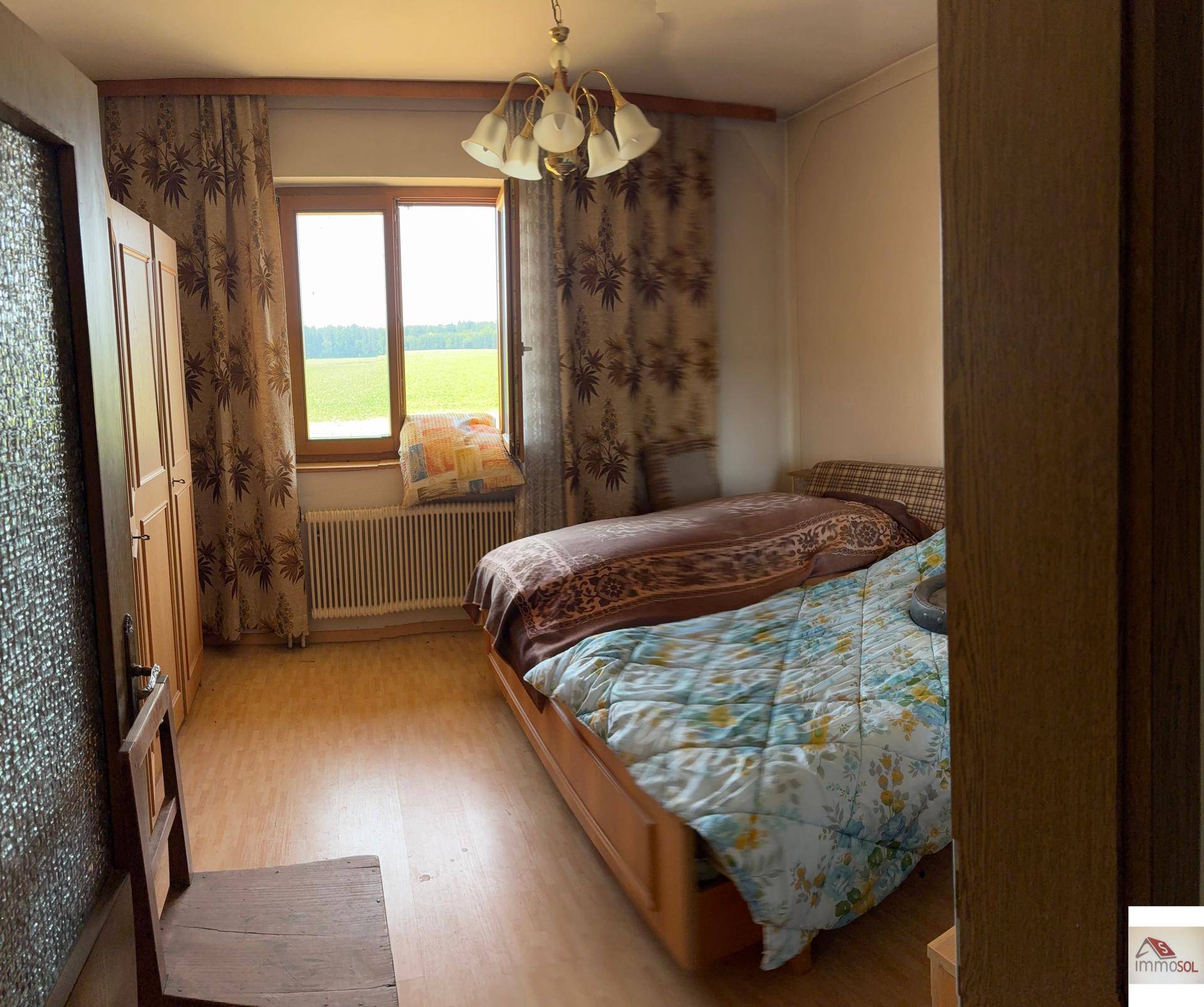 2. SZ, Bett, Kasten, Nachtkästchen