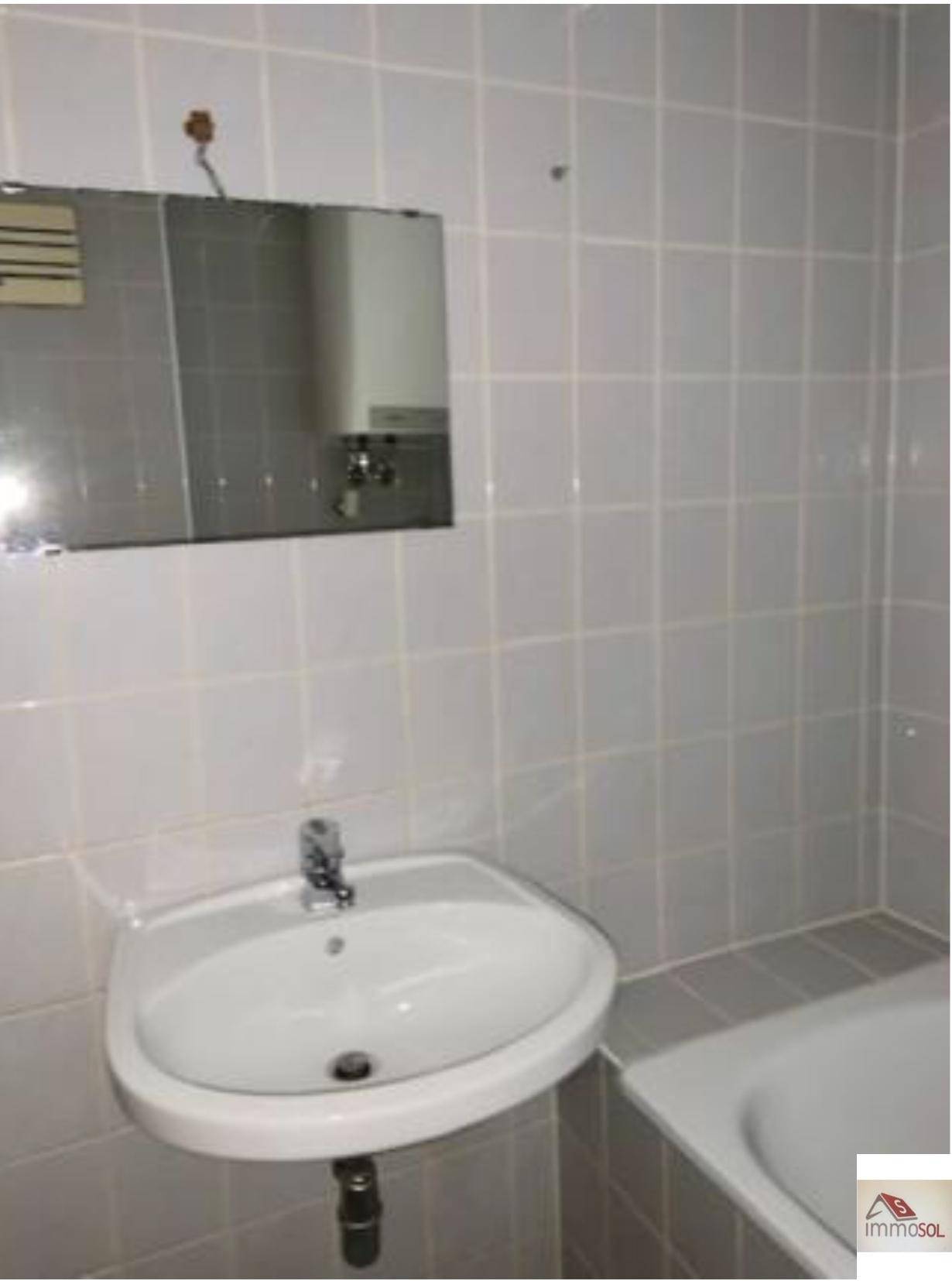 Waschbecken und Toilette
