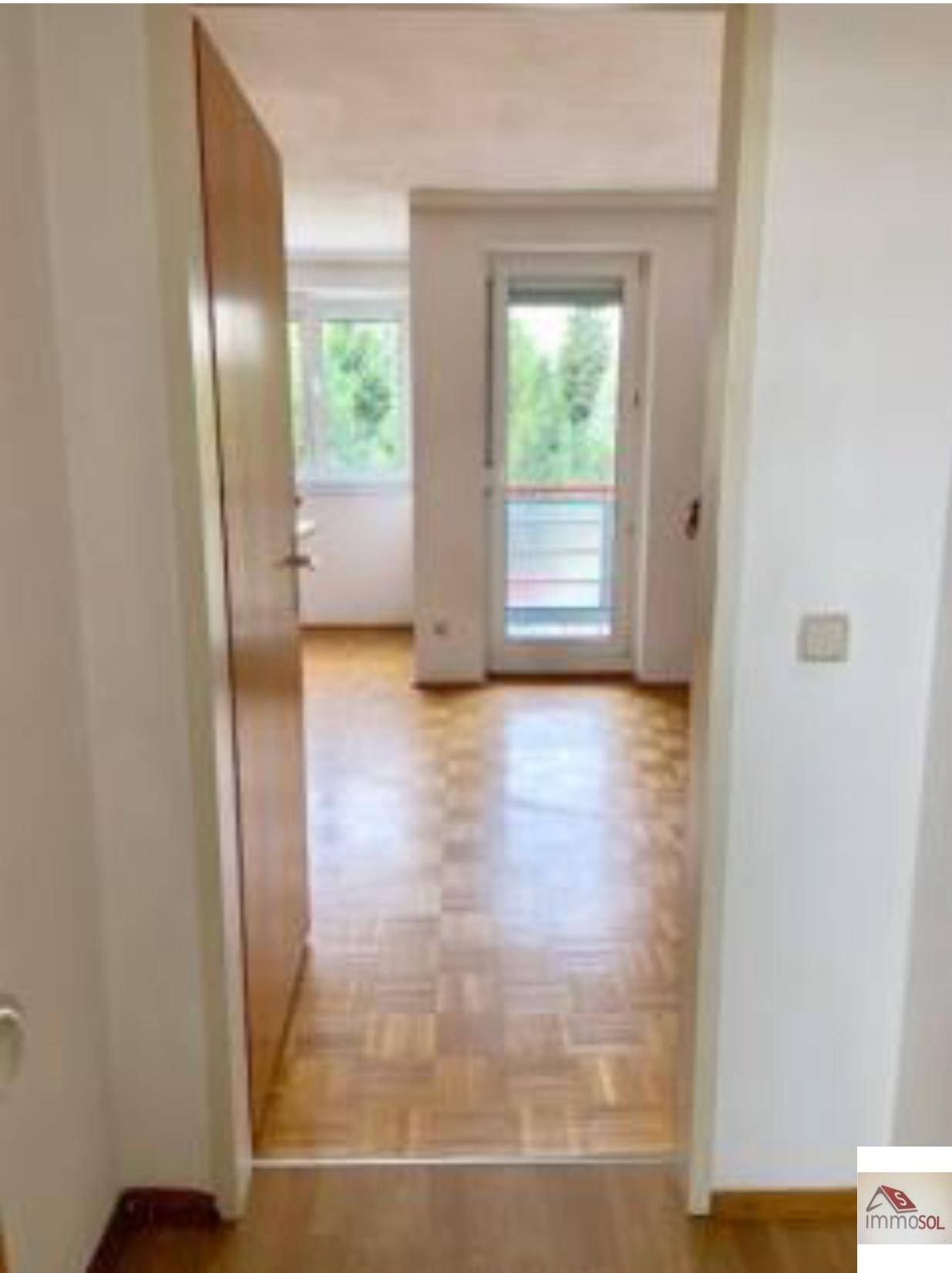 Blick in den Raum, re.Balkon Tür