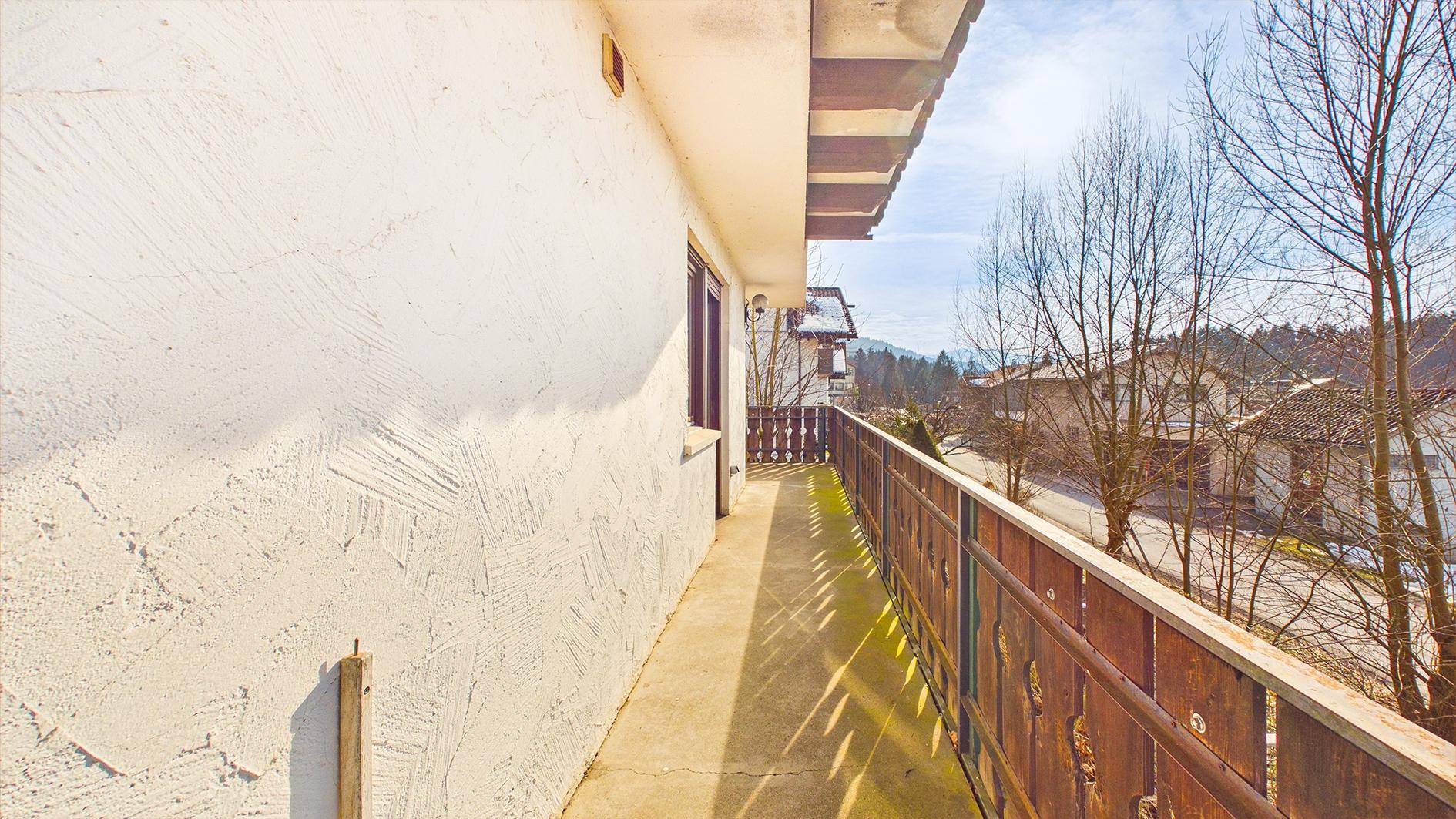 Langer, schmaler Balkon mit Metallgeländer und Blick auf die umliegende Bebauung.