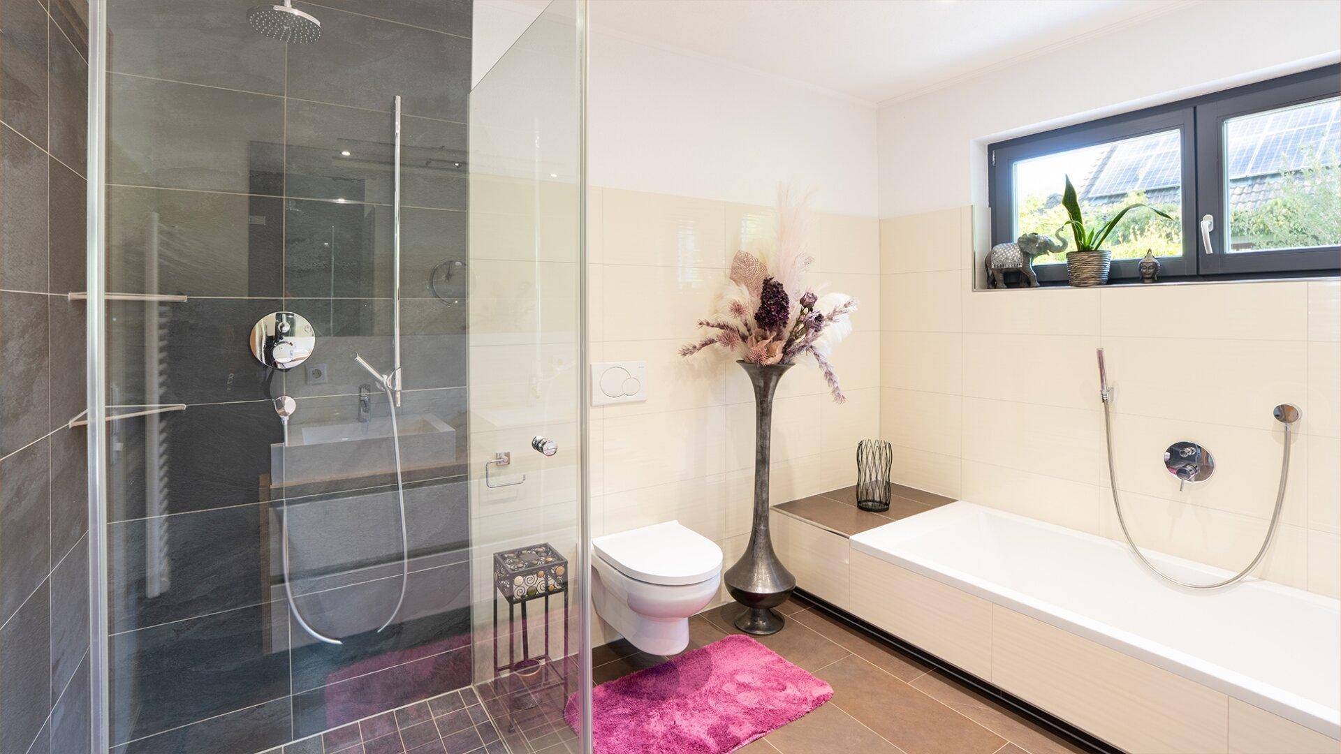 Geräumiges Badezimmer mit Badewanne, Duschkabine und Fenster für gute Belüftung.