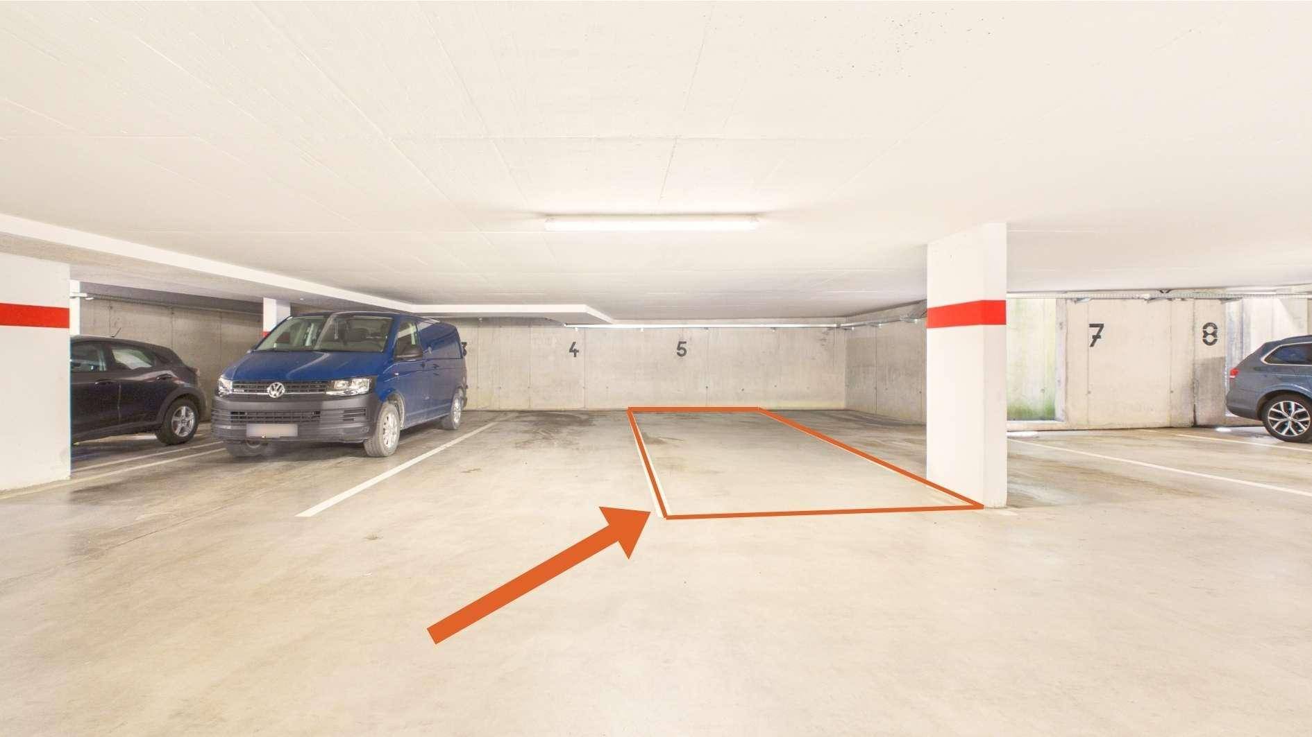 Tiefgarage mit markiertem Stellplatz und Betonwänden.