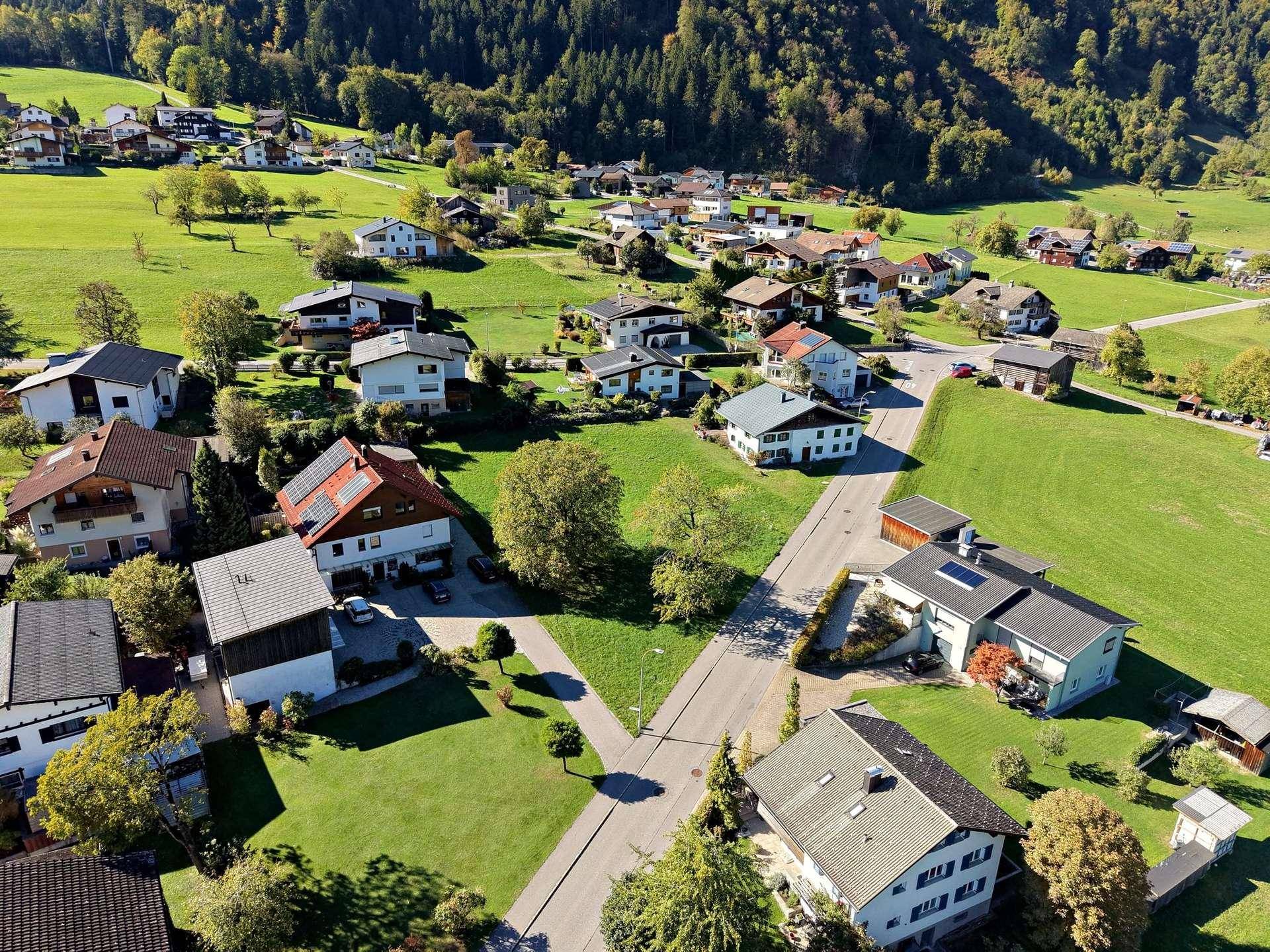 Übersicht aus der Luft einer Wohngegend mit Straßen, Häusern und viel Grünfläche.