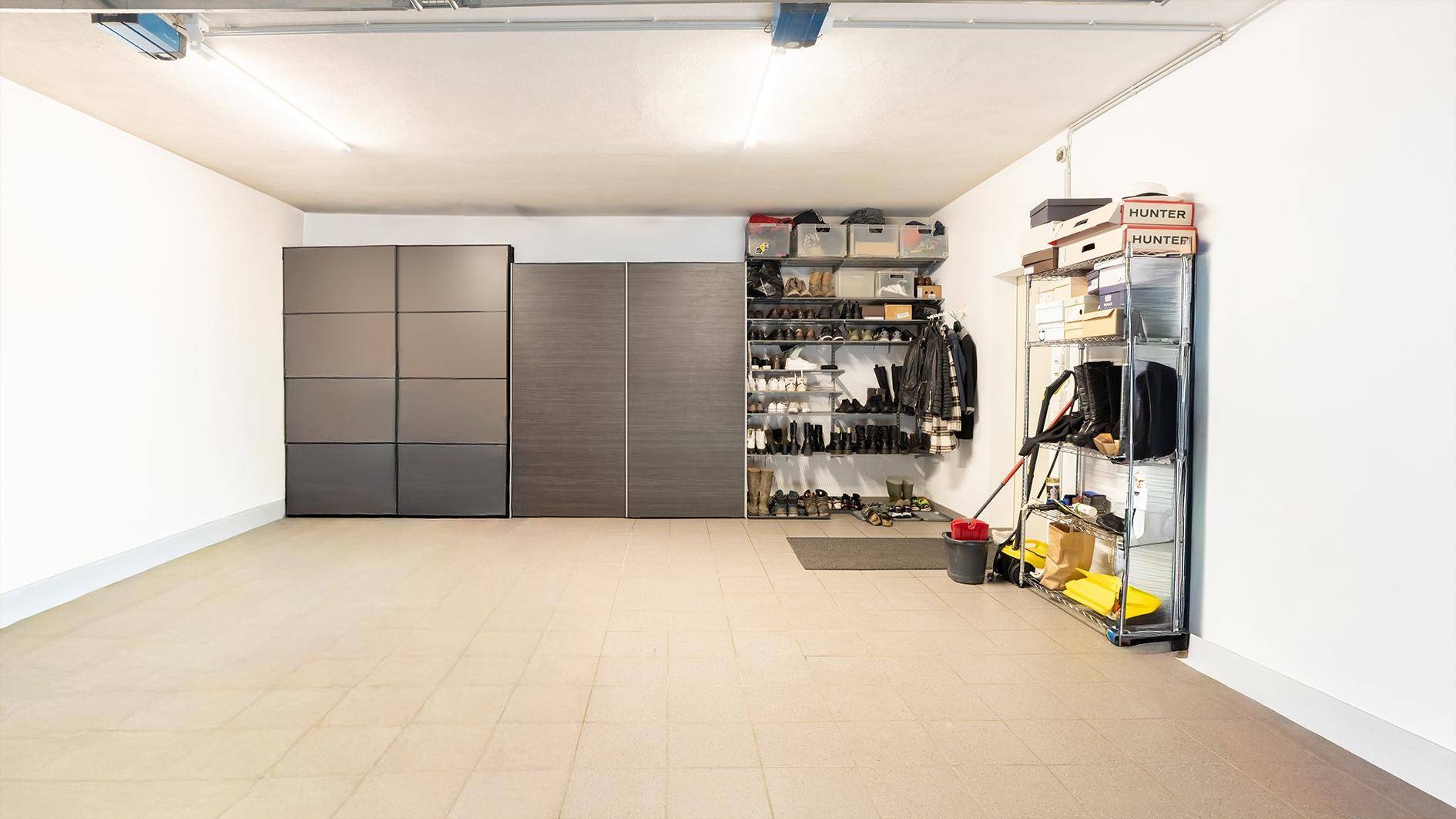 Geräumige Garage mit Stauraum, Regalen und Schränken für diverse Gegenstände.
