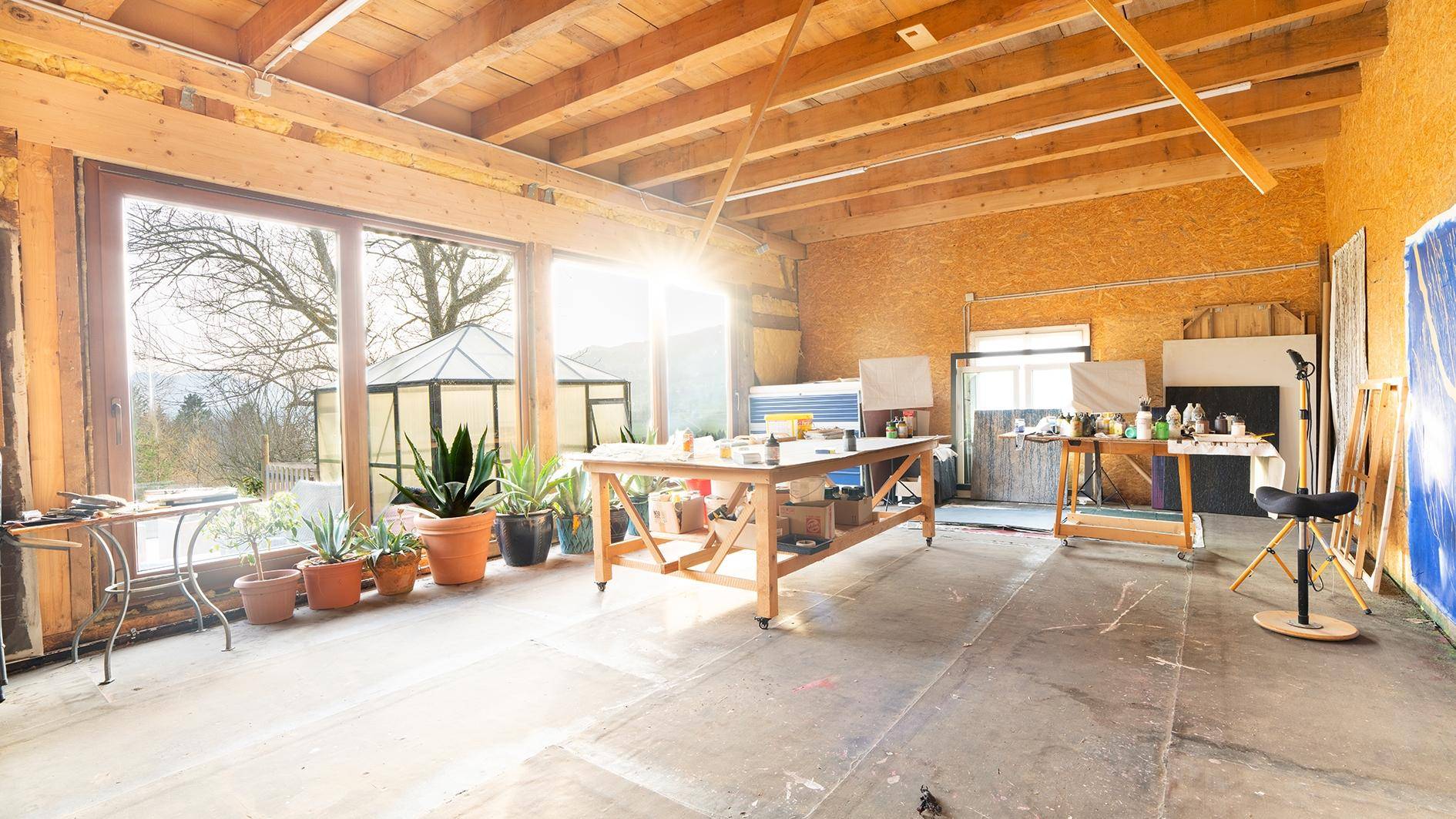 Großzügiges Atelier oder Werkstatt mit hohen Decken, großen Fenstern und viel Tageslicht.