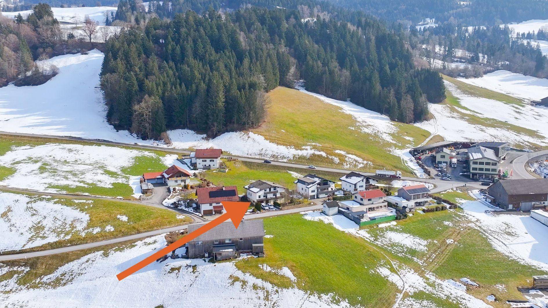 Luftaufnahme des Anwesens mit umliegender Landschaft, Feldern und Waldgebieten im Winter.