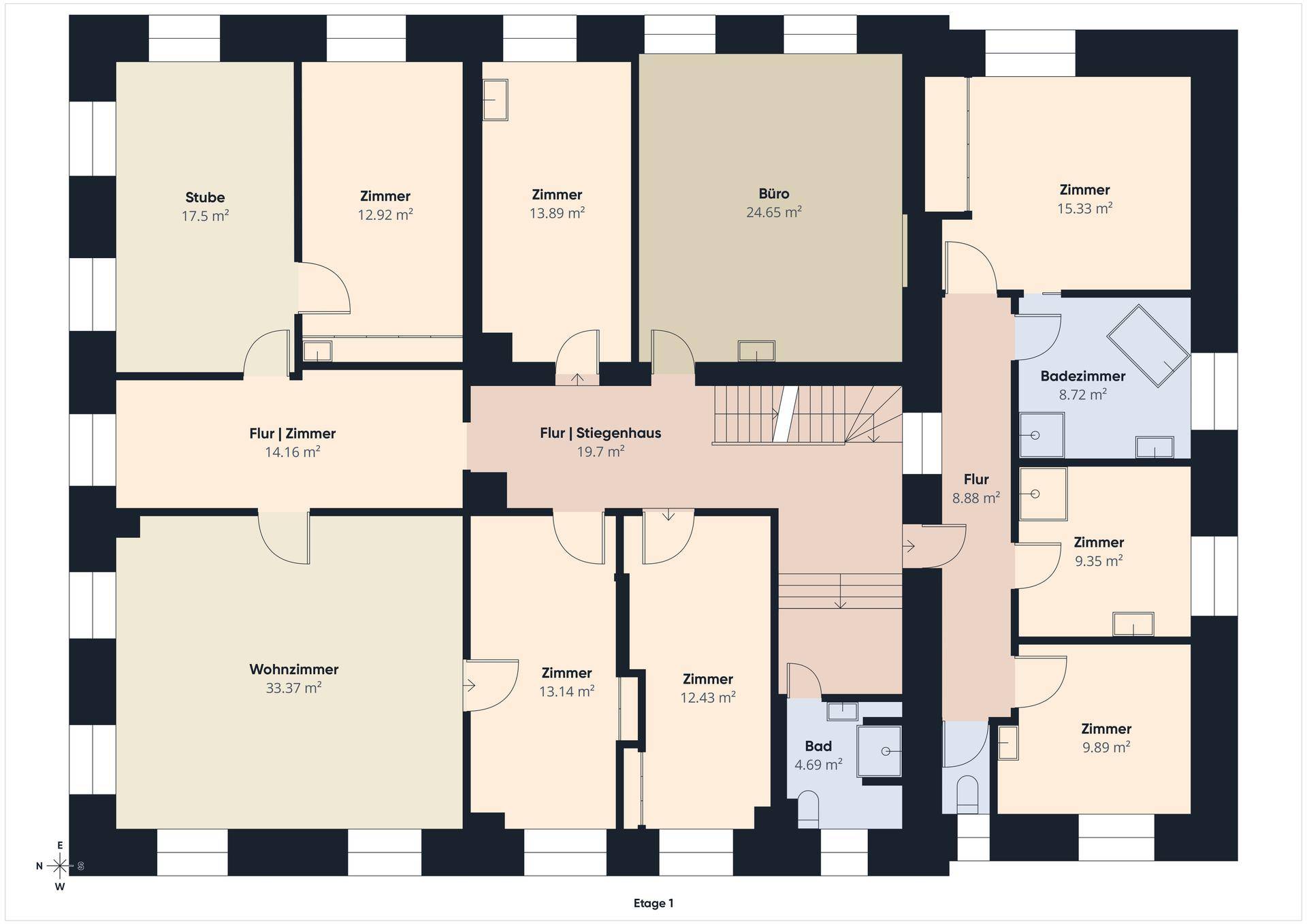 Grundriss der ersten Etage mit mehreren Zimmern, Wohnzimmer, Büro und zwei Bädern.