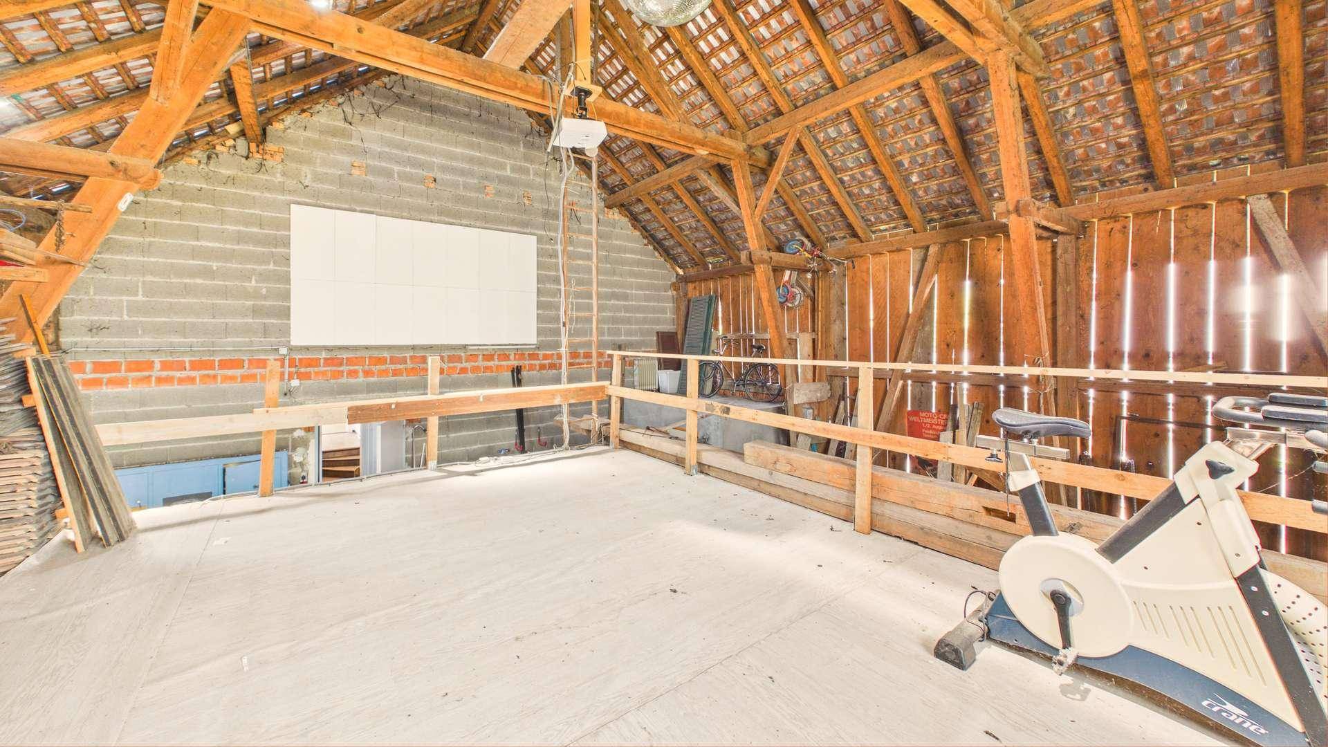 Geräumiger Dachboden mit sichtbaren Holzbalken und viel Potenzial zur Umgestaltung.