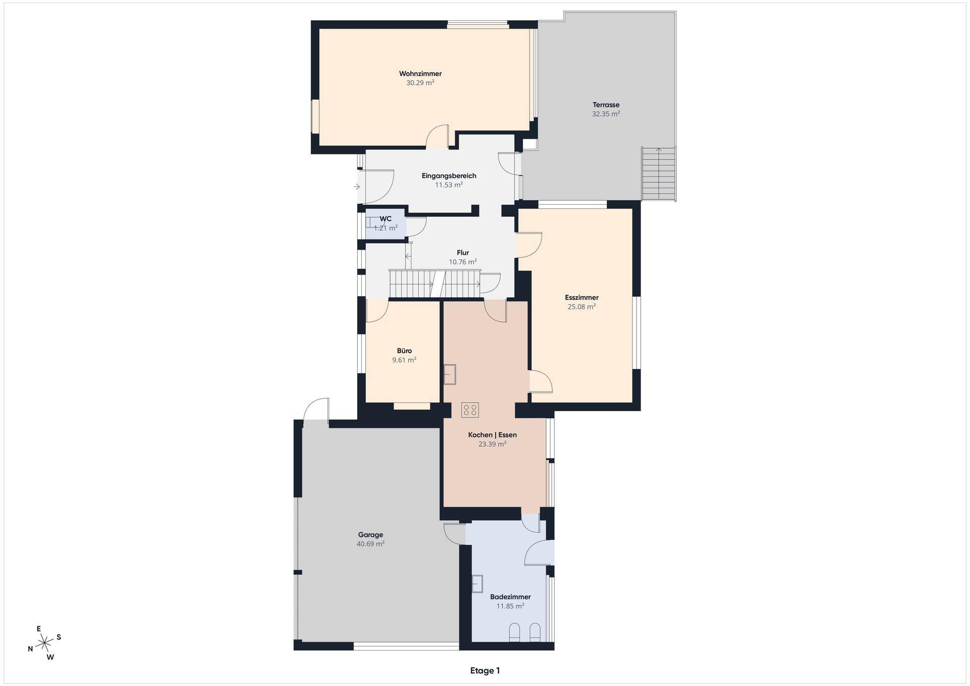 Grundriss der ersten Etage mit Wohnzimmer, Esszimmer, Küche, Büro, Garage und Terrasse.