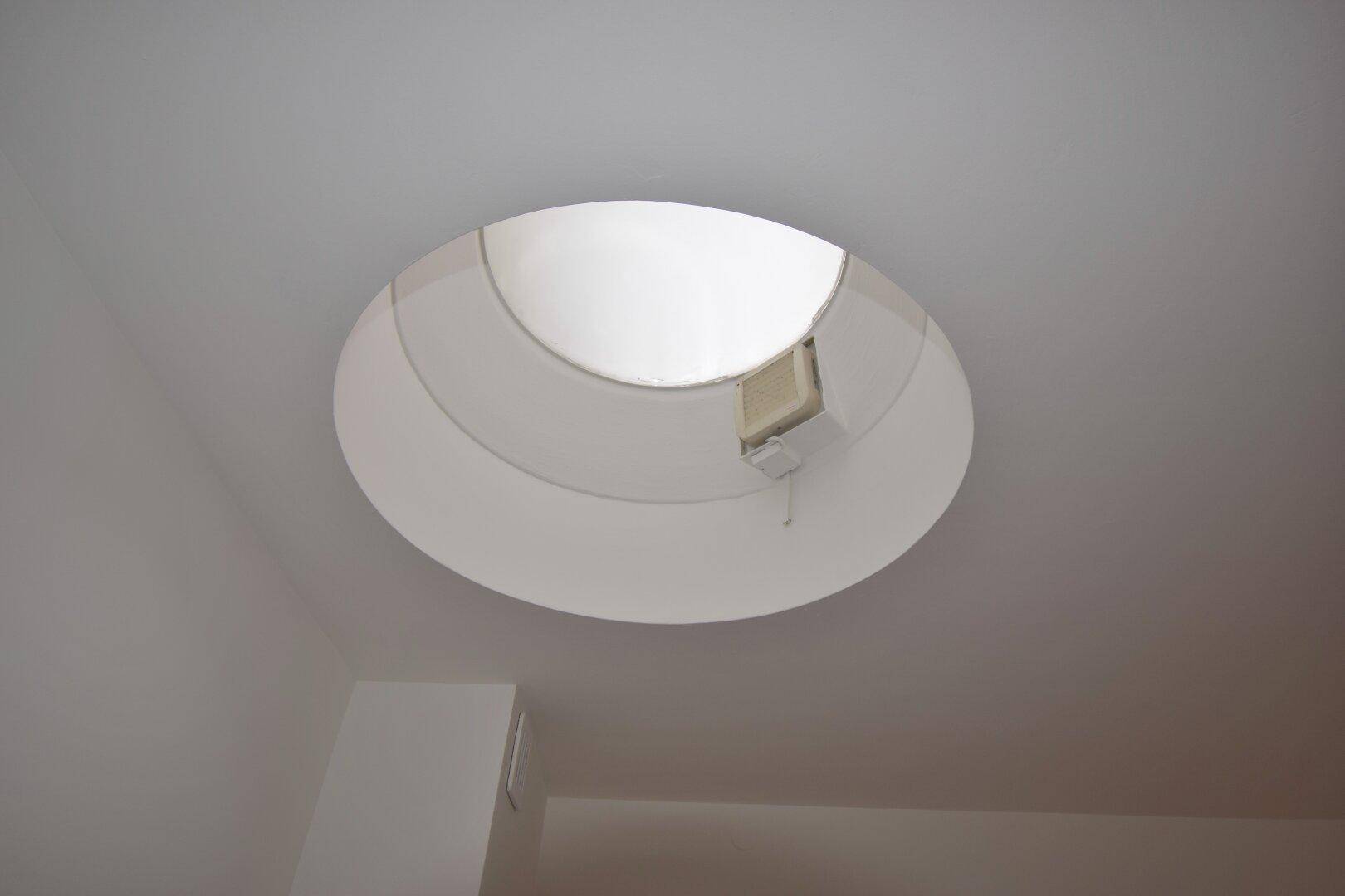 Rundes Oberlicht in der Decke, das natürliches Licht in den Innenraum bringt.