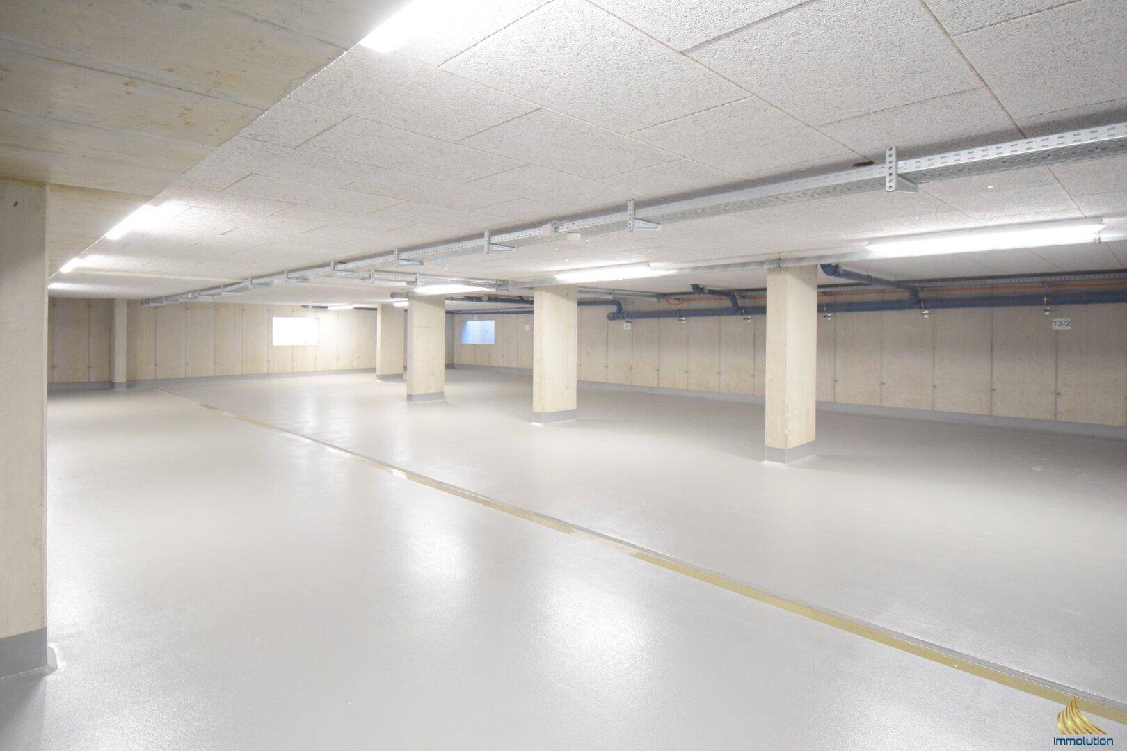 Geräumige Tiefgarage mit vielen Stellplätzen und guter Beleuchtung.