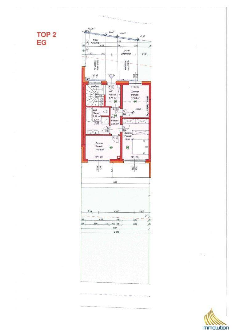 Grundriss des Erdgeschosses (TOP 2 EG) mit Zimmern, Bad und Zugang zu einem Balkon.