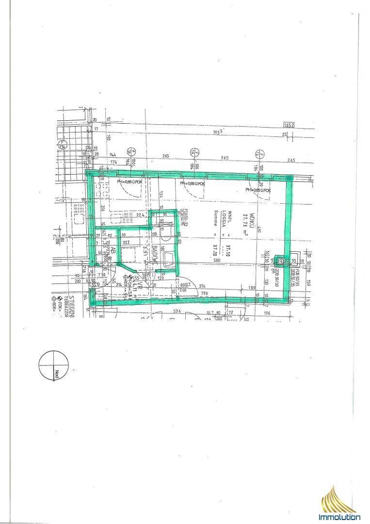 Grundrissplan mit grün markierten Bereichen, der die Raumaufteilung und Abmessungen darstellt.