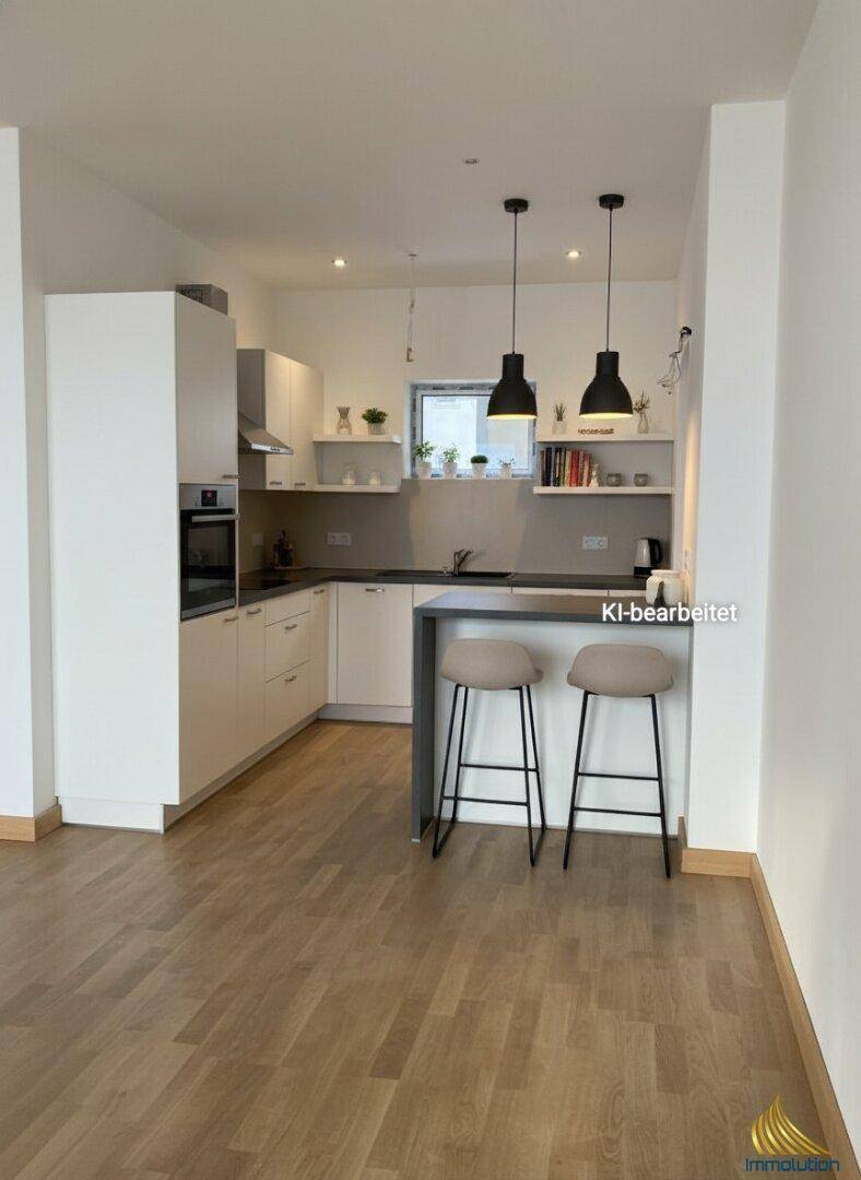 Moderne Einbauküche mit weißen Schränken, dunkler Arbeitsplatte und Frühstücksbar.