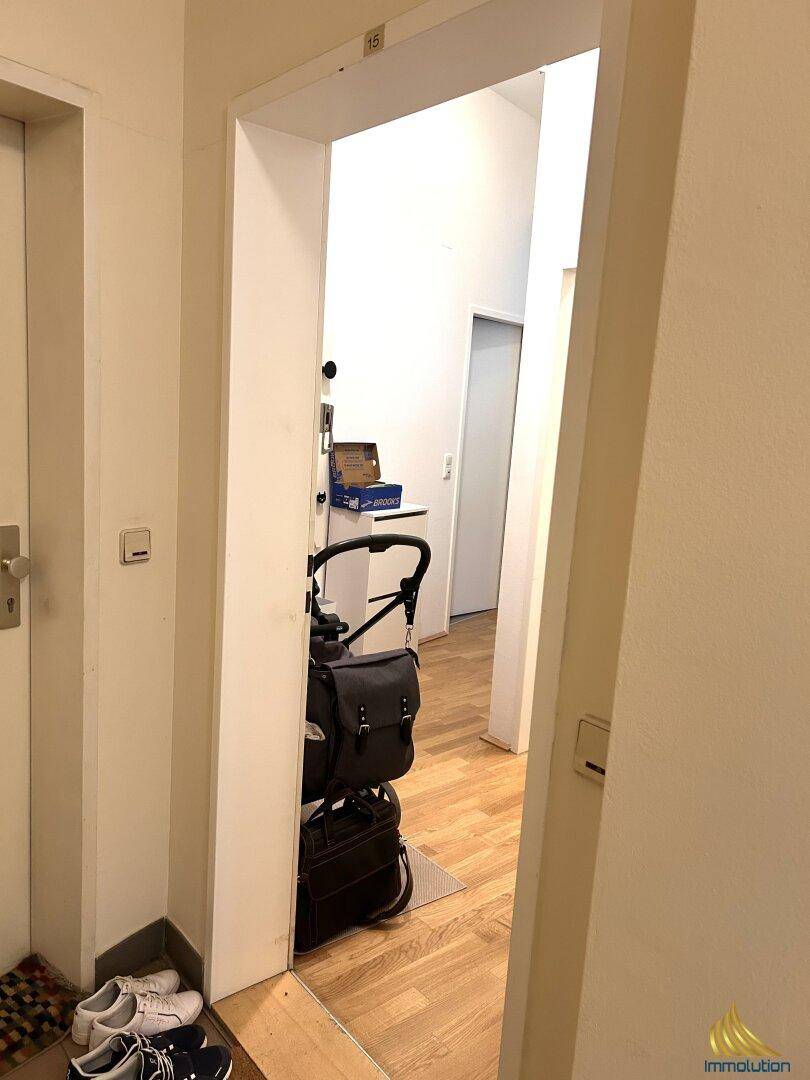Heller Flur mit Holzboden und Zugang zu weiteren Räumen der Wohnung.