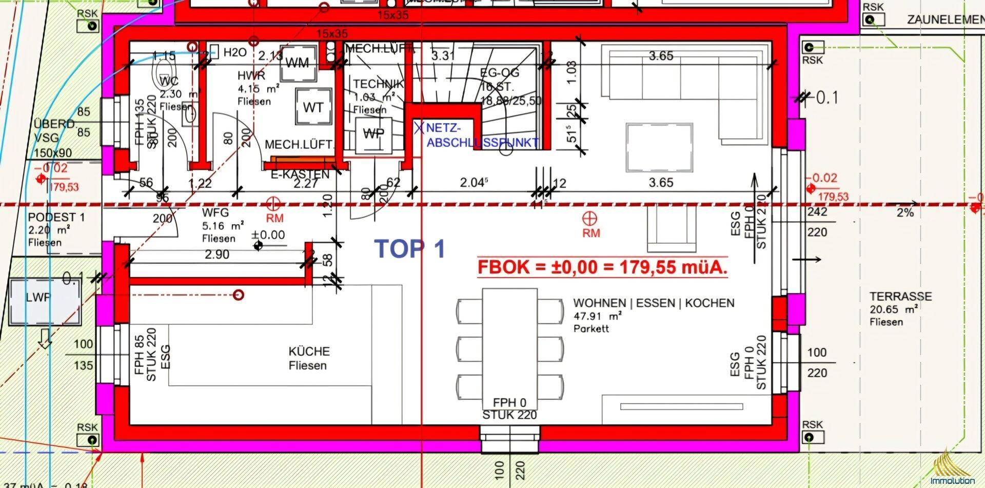 Detaillierter Grundriss des Erdgeschosses mit Küche, Wohn-Essbereich und Terrasse.