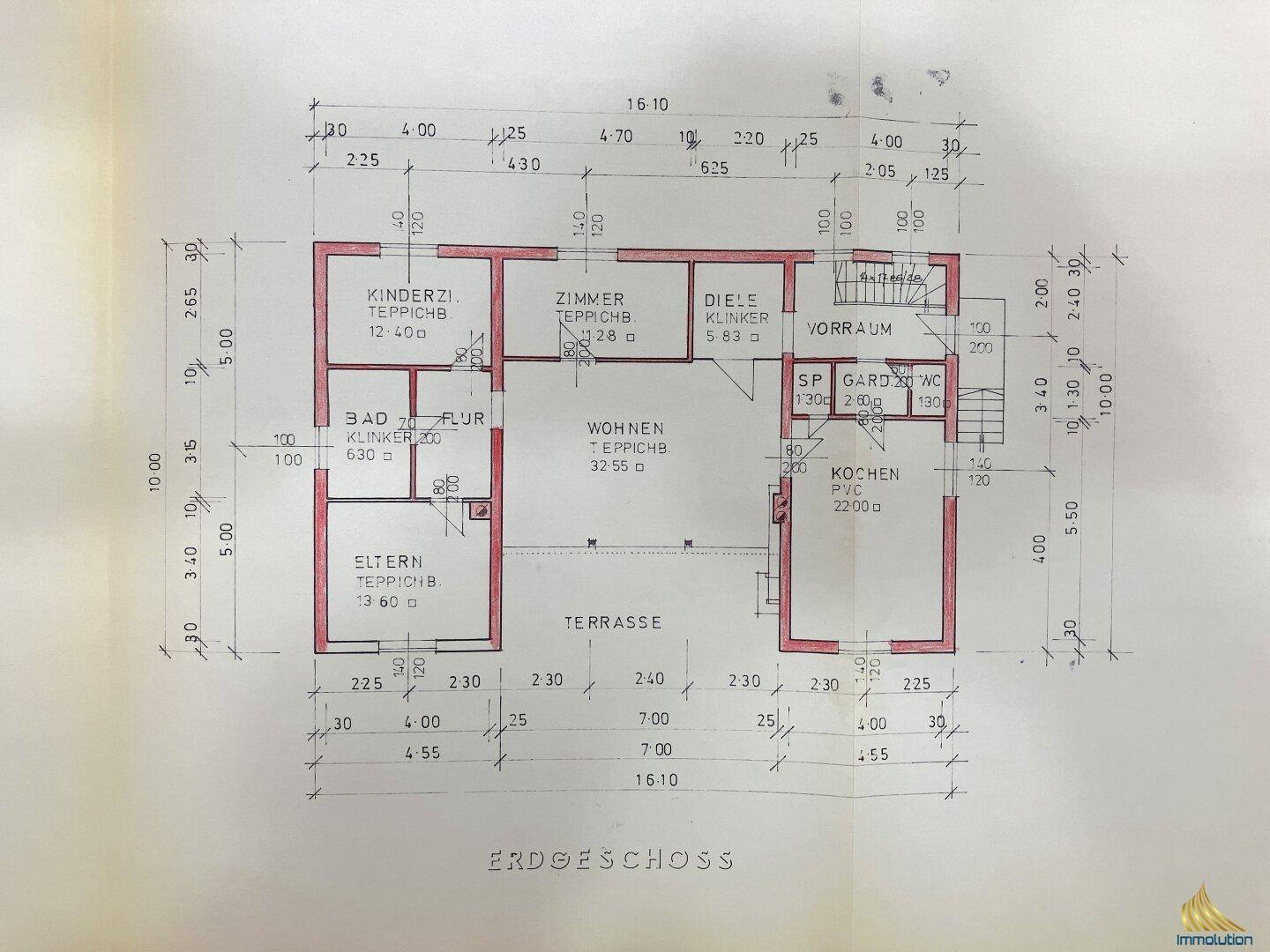 Handgezeichneter Grundriss des Erdgeschosses mit Wohnzimmer, Küche und Terrasse.