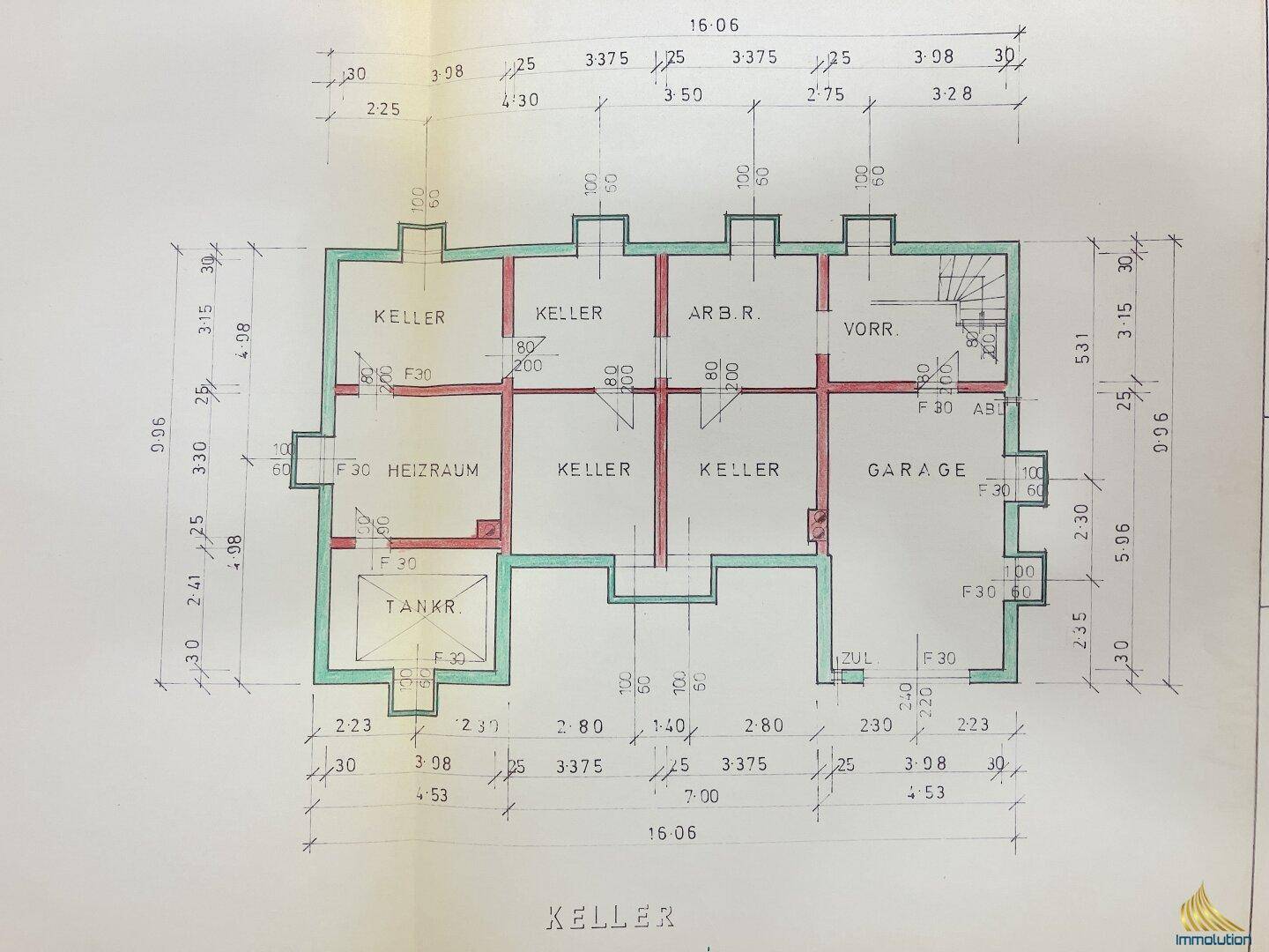 Handgezeichneter Grundriss des Kellers mit Heizraum, Tankraum und Garage.