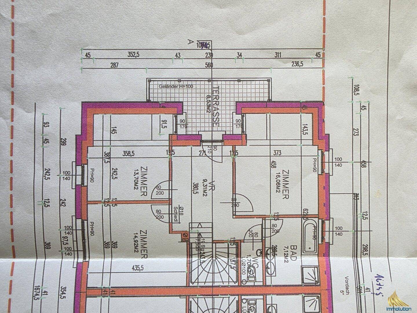 Grundriss des Obergeschosses mit drei Zimmern, Bad und einer weiteren Terrasse.