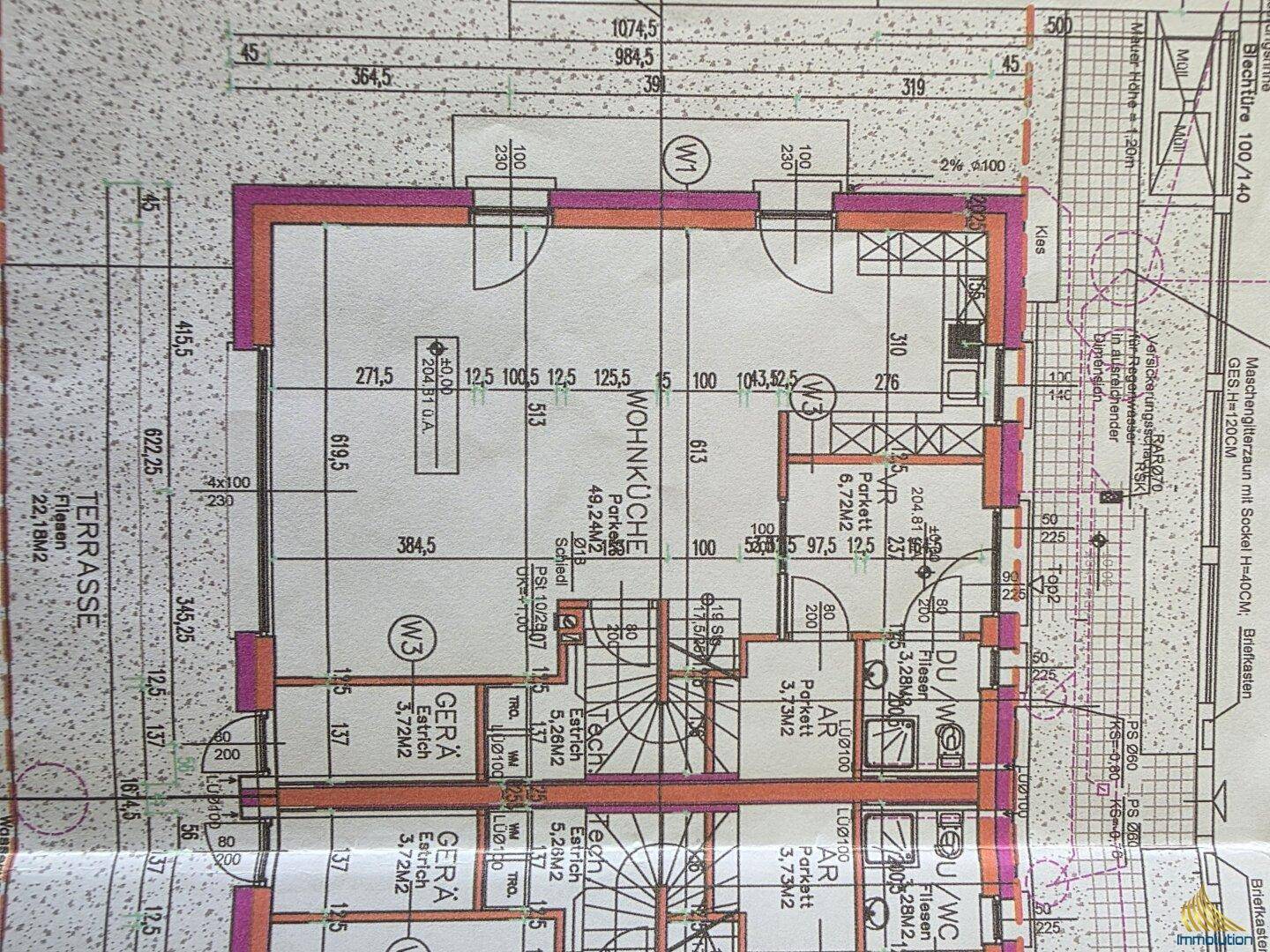 Grundriss des Erdgeschosses mit Wohnküche, Terrasse und Abstellräumen.