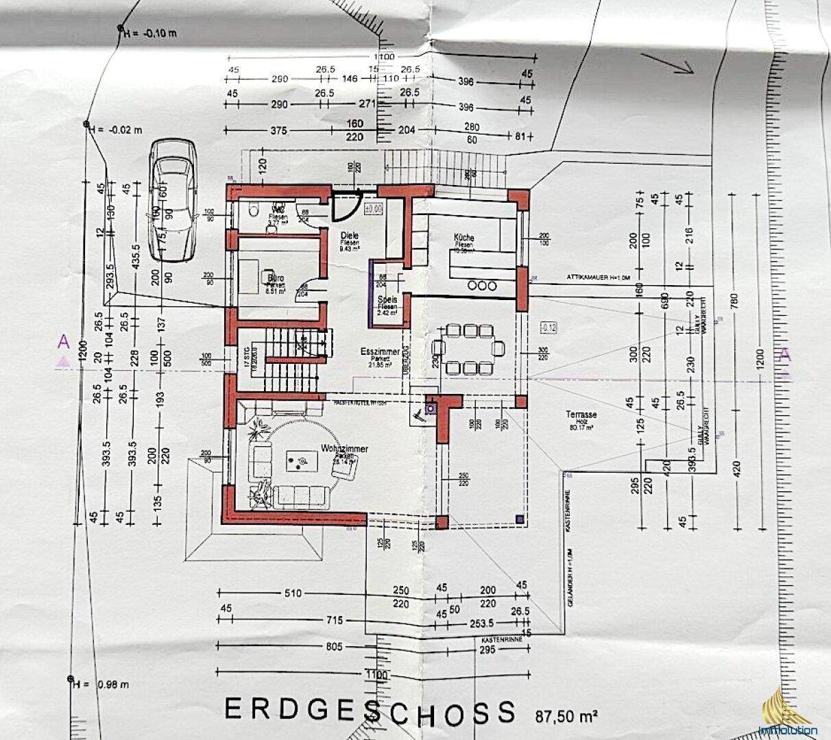 Grundriss des Erdgeschosses mit offenem Wohnbereich, Küche und Terrasse.