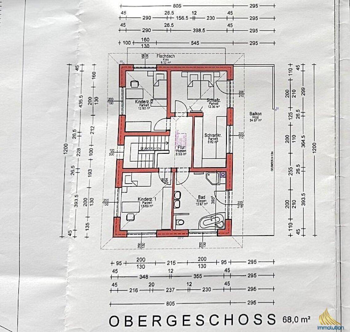Grundriss des Obergeschosses mit mehreren Schlafzimmern, Bad und Balkon.