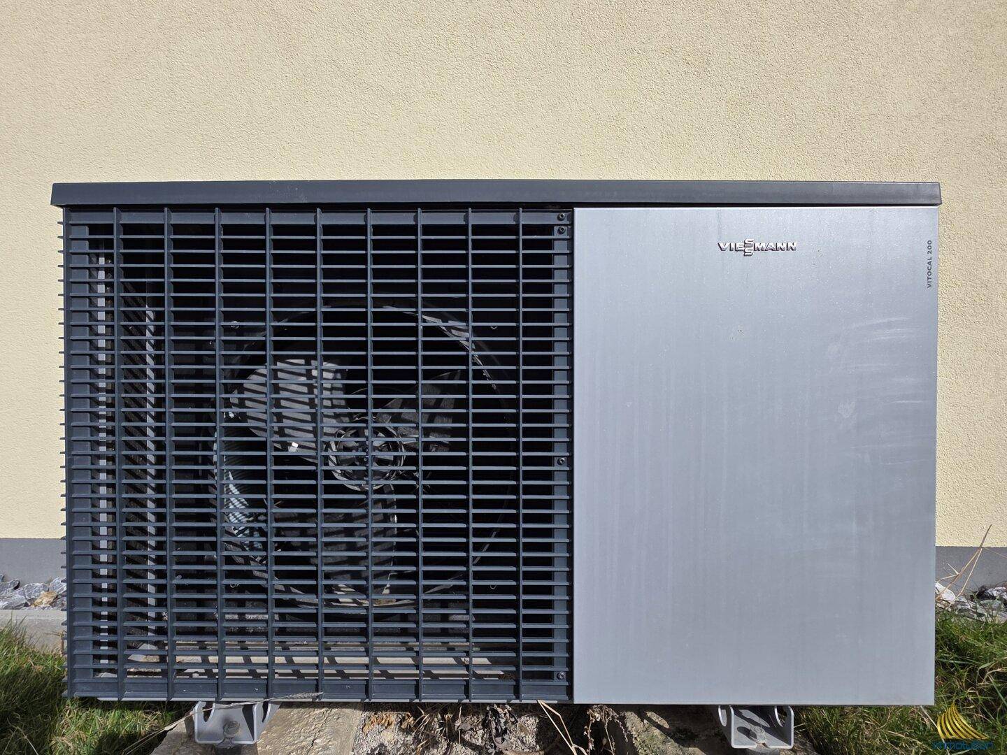 Nahaufnahme einer modernen Viessmann Wärmepumpe an der Außenwand des Gebäudes.