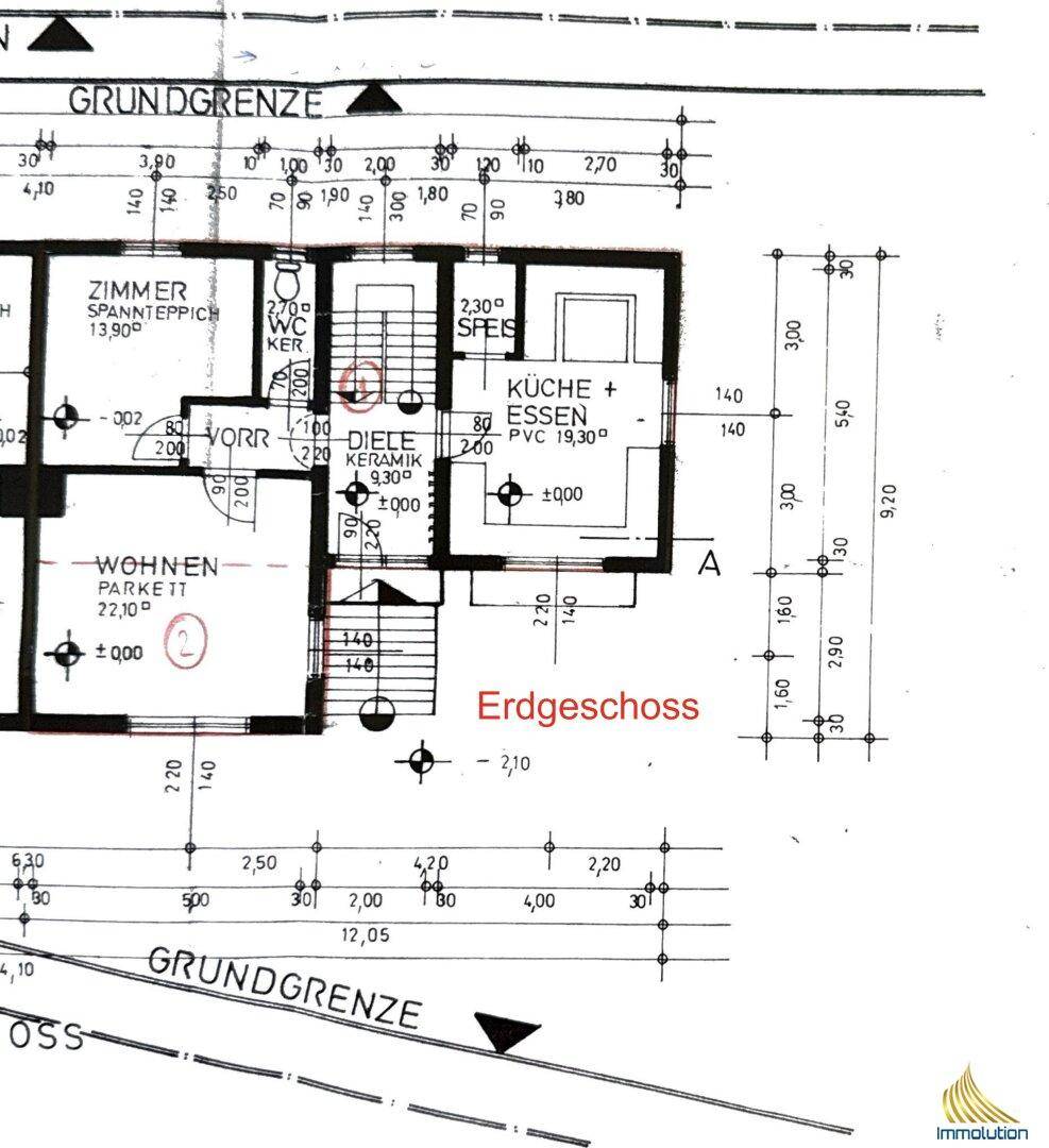 Grundriss des Erdgeschosses mit Wohnzimmer, offener Küche und Essbereich sowie einem WC.