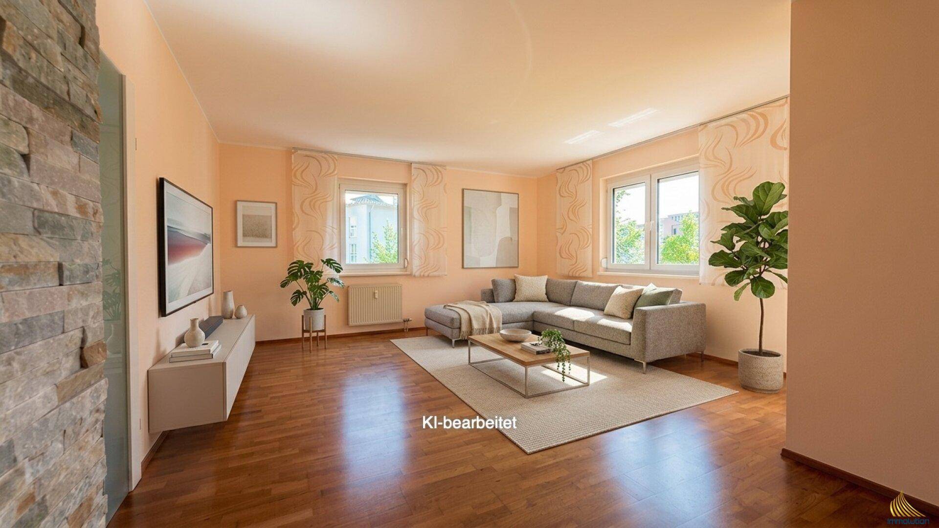 Helles Wohnzimmer mit Holzboden, moderner Einrichtung und dekorativer Steinwand, bietet einen grünen Ausblick.