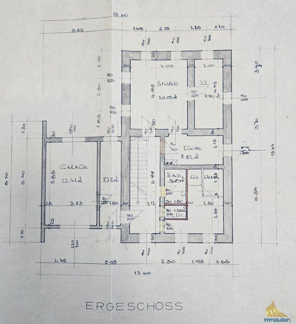 Handgezeichneter Grundriss des Erdgeschosses mit Garage, Wohnzimmer und Schlafzimmer.