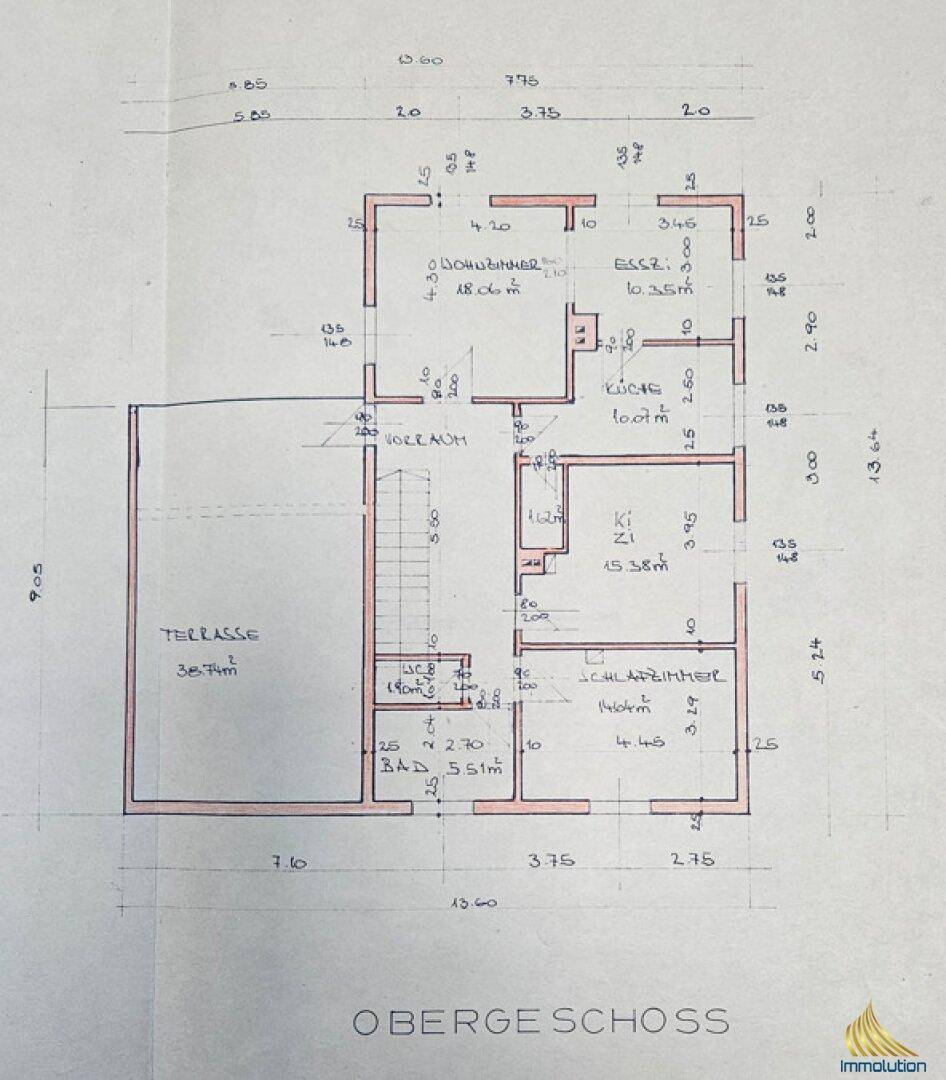 Handgezeichneter Grundriss des Obergeschosses mit Terrasse, Küche und Schlafzimmer.