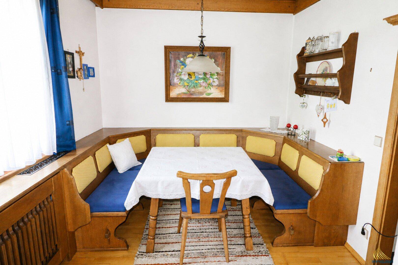 Traditioneller Essbereich mit Eckbank, Holztisch und rustikalem Charme.