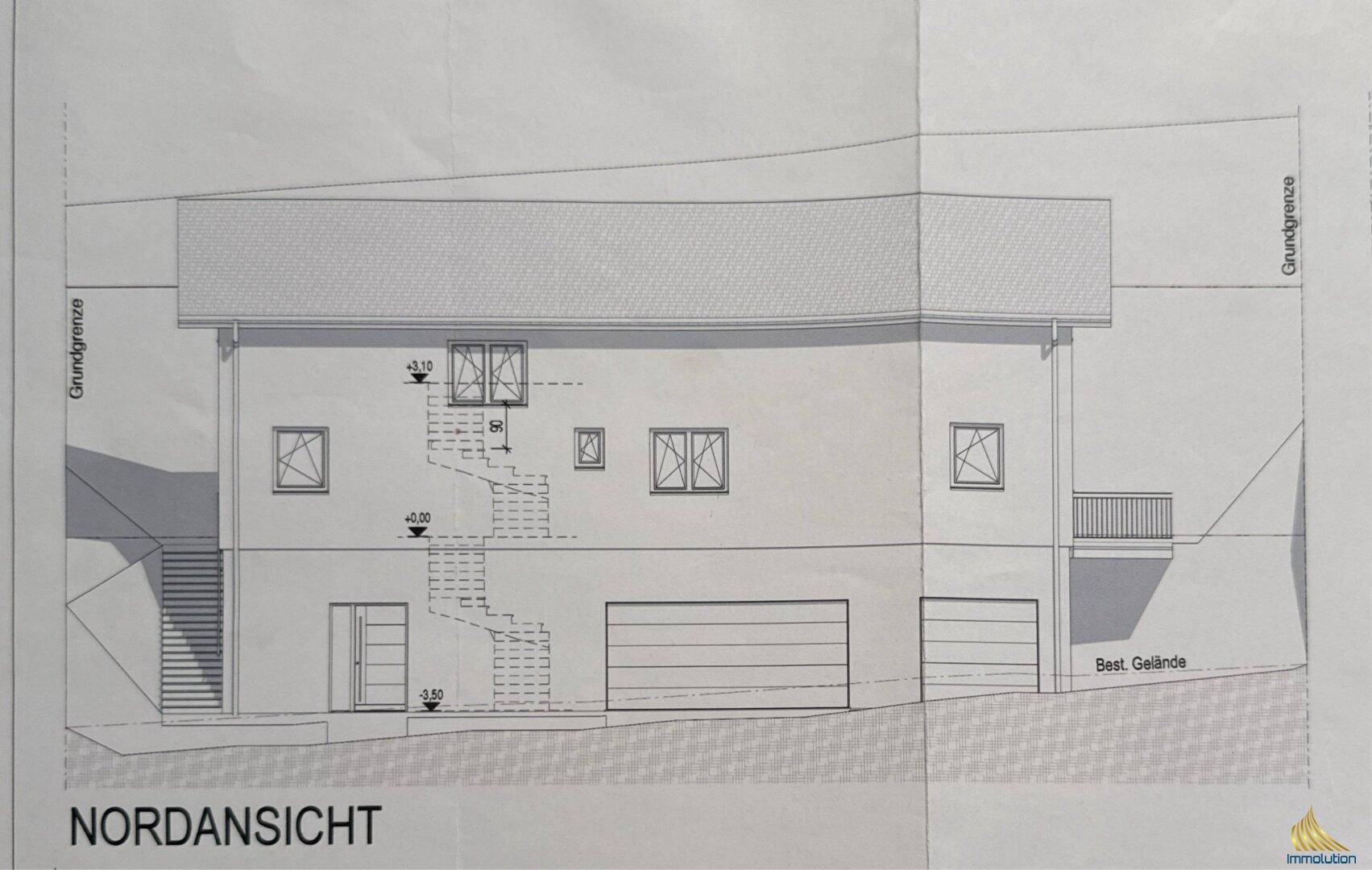 Nordansicht des Gebäudes mit Garagen und Außentreppe.