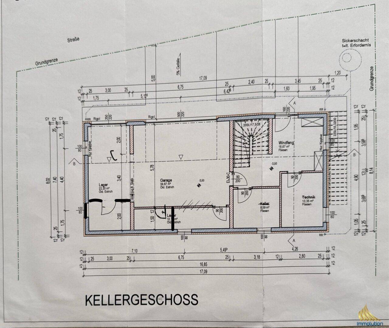 Grundriss des Kellergeschosses mit Garage, Technikraum und Lagerflächen.