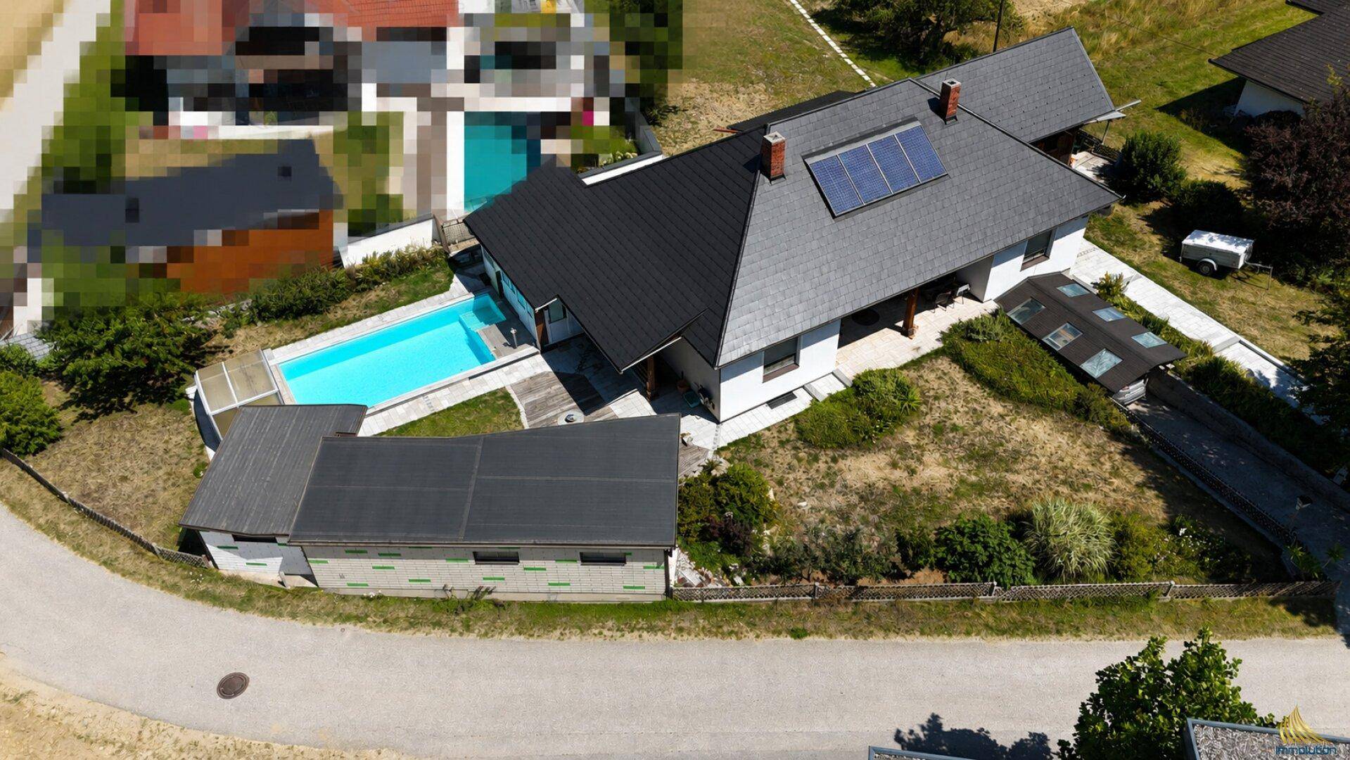 Überblick aus der Vogelperspektive mit Wohnhaus, Nebengebäude, Poolbereich und umliegender Natur.