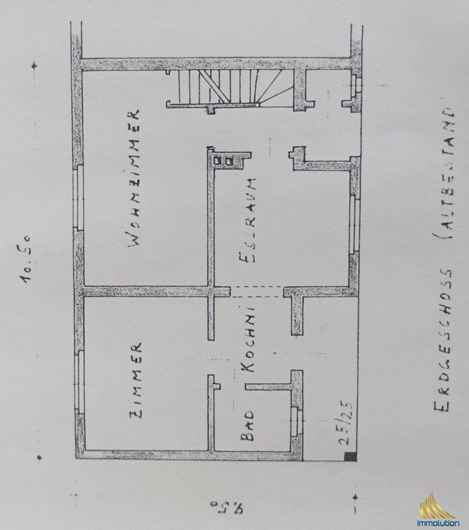 Handgezeichneter Grundriss des Erdgeschosses mit Wohnzimmer, Zimmer, Bad und Küche.
