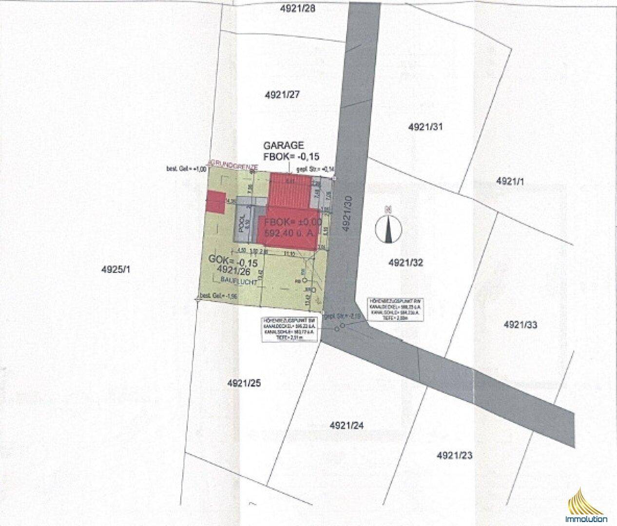 Katasterplan des Grundstücks mit eingezeichnetem Haus, Garage und Poolbereich.