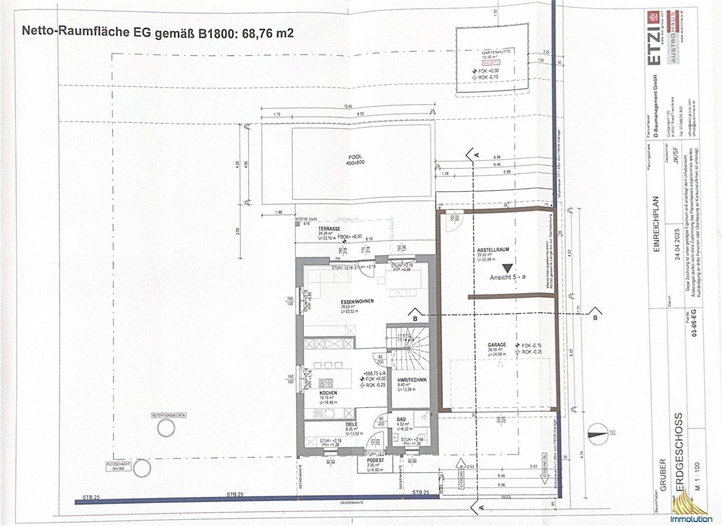 Grundriss des Erdgeschosses mit offener Küche, Wohnbereich, Garage und Terrasse mit Pool.