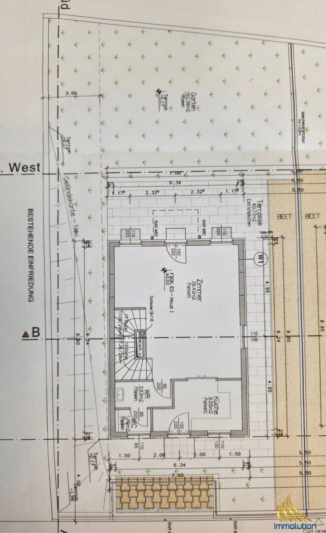 Grundriss des Erdgeschosses mit Zimmer, Küche, WC und Treppenaufgang.
