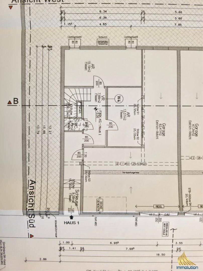 Grundriss des Kellergeschosses mit Abstellräumen, WC und Garage.