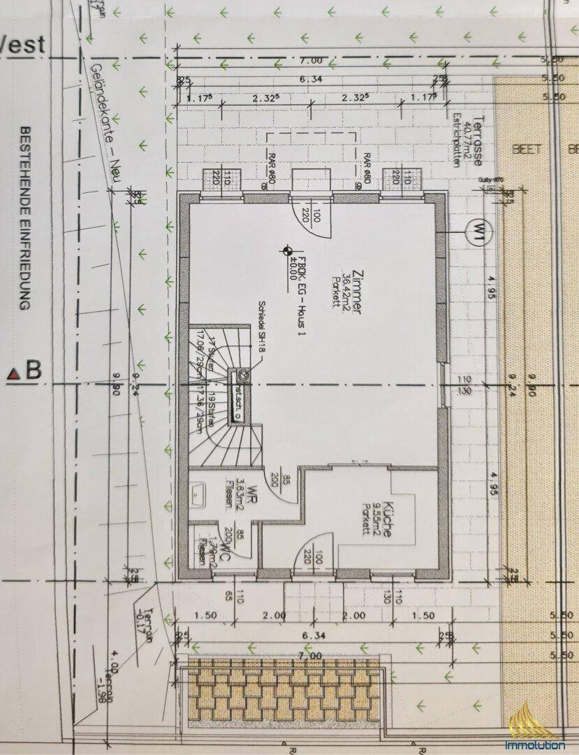 Grundriss des Erdgeschosses mit Zimmer, Küche, WC und Treppenaufgang.