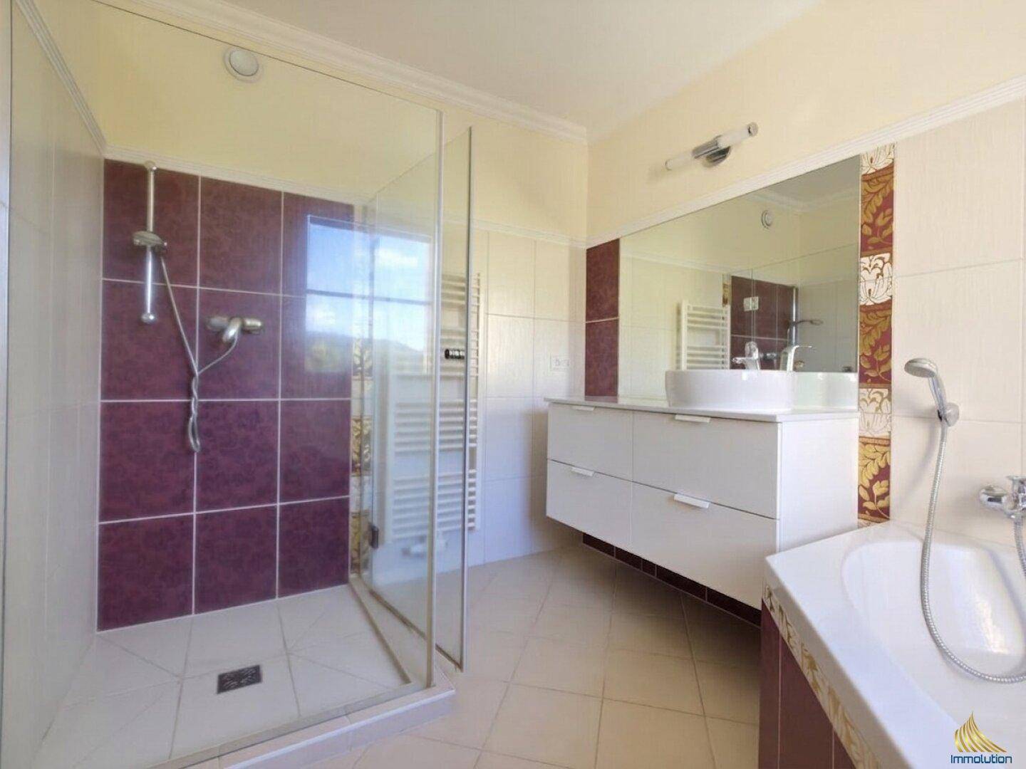 Geräumiges Badezimmer mit großer Duschkabine, Badewanne und Doppelwaschbecken.